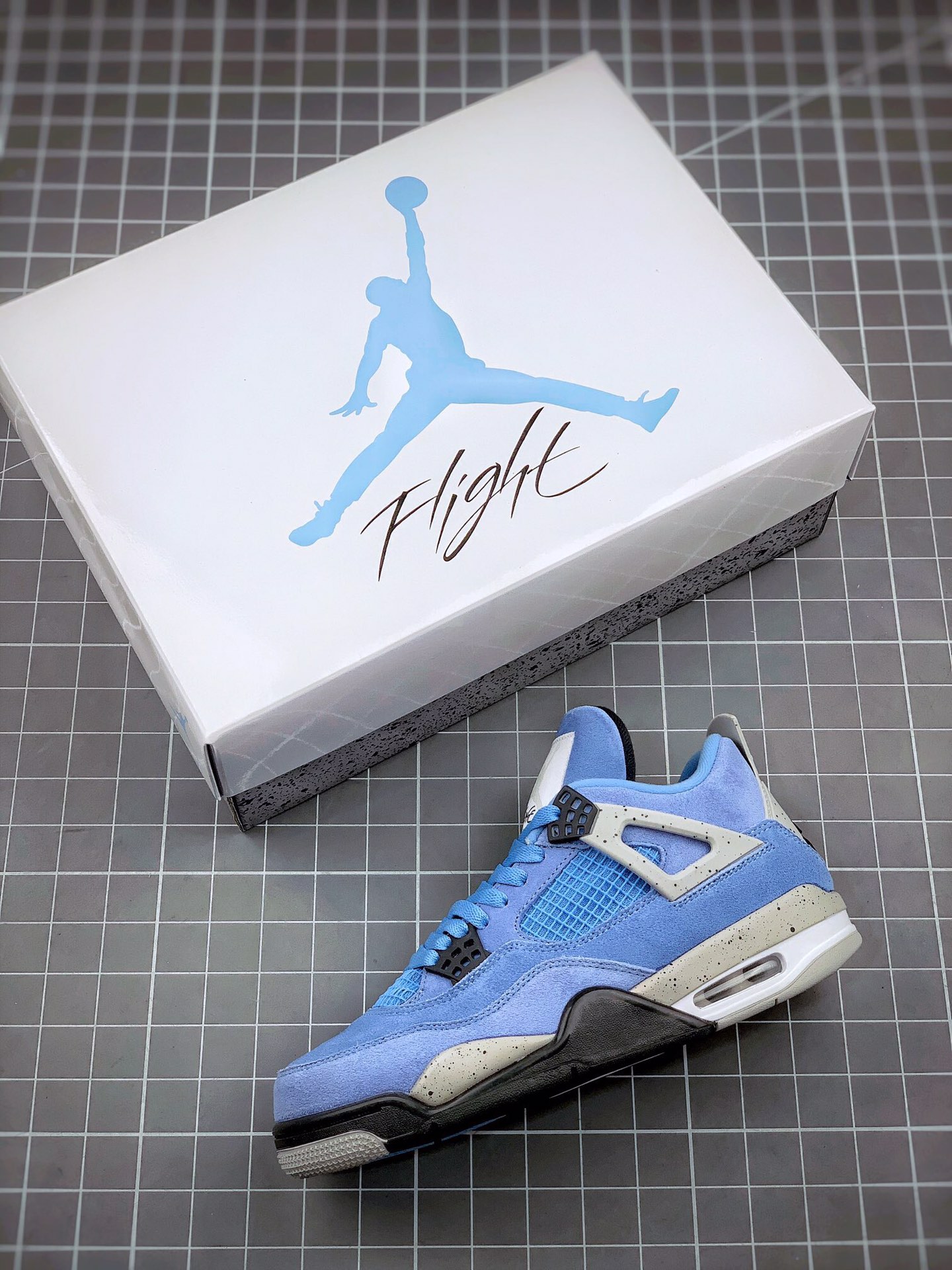 💰180真标💰280公司级💰360纯原版💰450复刻版 air jordan 4 aj1大学蓝 se "university blue"纯原市场最高工艺复刻
#原盒原配  独家配原鞋拆解开发
#原楦贝壳头m2k雪地靴yeezy 350满天星sacai天使原纸板空军一号纯白全白小麦色开发 全市场最纯正四代版型
#原底真实max 97子弹气垫 sb dunk黑白熊猫影子灰回弹反馈手表眼镜帽子充足
完美鞋nb327楦欧文篮球鞋打造 市面最高工艺 
一切细节如图实拍，所见所得‼️
原装头层皮冲裁 仅皮料成本碾压市售“最高版本” 
size: 40 40.5 41 42 42.5 43 44 44.5 45 46 47.5

主营：阿迪达斯 耐克 匡威 万斯 麦昆 古驰 斯凯奇 nb 新百伦 斐乐 巴黎世家 
椰子350 椰子500 椰子700 m2k 贝壳头 1970s 三叶草 nb550 nb327 nb992
古驰做旧 古驰小脏鞋 古驰小蜜蜂 sb dunk 空军一号 老爹鞋 aj1 aj3 aj4 aj5 aj11 aj34 aj36 aj312 g.t cut 闪电倒勾 篮球鞋：利拉德7 利拉德6 利拉德5 欧文7代 欧文6 欧文5 欧文4 欧文3 欧文2 欧文1 詹姆斯18代 詹姆斯17 詹姆斯16 詹姆斯15 詹姆斯14 詹姆斯13 詹姆斯12 詹姆斯11 詹姆斯5 詹姆斯4 科比5代 科比1 科比4 科比7 科比8 科比9 科比10 科比12 字母哥2代 字母哥1代 字母哥3代 哈登5代 哈登4代 哈登3 哈登2 哈登1 库里8代 库里7 库里6 库里5 库里4 ……系列 欢
#原盒配件 原厂中底钢印、拉帮完美
Size:36 36.5 37.5 38 38.5 39 40 40.5 41 42 42.5 43 44 44.5 45
现货跑量工厂长期主打款真正的好货不靠吹嘘
质量我们替你把关，你还在犹豫什么，撸起袖子加油干。
全部男女鞋，真标真爆带半码
耐克 阿迪达斯 三叶草 椰子350 v2 sb dunk 古驰脏脏鞋 麦昆 匡威1970s 万斯 vans 范斯 新百伦 乔丹 air jordan 亚瑟士 斯凯奇 斐乐 彪马 锐步 mlb  fila 鬼冢虎 莆田鞋   板鞋 樱花粉  af1 高帮 纯白 复古  满天星 解构 鞋盾   小麦色  蓝粉  马卡龙 低帮 独角兽 鸳鸯 联名 童鞋  冰淇淋  骨白冰蓝  白蓝 黑色 小白鞋 电玩像素 黑白 涂鸦 镭射 雾霾 白色  diy  1970s 夜光  大童 泼墨 中帮 黑武士 洛克公园 魔术贴 情侣 经典 四钩 奶咖色 刮刮乐 白丝绸 白银 3m 反光 白绿夜光 白橙双钩 小雏菊  权志龙 白绿橙 off white 飞线  金钩 冰块 小银钩 笑脸 缝线  剪纸 纯黑 蓝丝绸  情人节限定  白金 蓝白 354 黑曜石   熊猫 像素  冰蓝 四小勾 水晶底 寿桃 洞洞鞋 彩虹像素  灰色 air force 1 黑色   拖鞋 aj4 aj35 aj11 篮球鞋 莆田 aj3 aj6 aj13 aj7 童鞋 儿童鞋  aj312   aj36 黑白奥利奥  传奇蓝  aj32  限量版 飞人拖鞋 康扣  熊猫 北卡蓝  low  白水泥  藤原浩  aj34郭艾伦 影子灰  蒂芙尼绿 aj10 倒钩  aj9 冰雪奇缘 黑曜石 aj31  aj270 球鞋  大魔王 冰激凌  樱木花道  热熔岩  迪奥联名  胭脂红 凉鞋 aj15  满天星 水泥灰 芝加哥 鸳鸯 aj28  情侣 aj28 樱花粉 电玩像素 北卡蓝 小迪奥 粉色 樱花粉 电玩像素  烟灰 变色龙 兵马俑 大巴黎 aj16  兔八哥  马卡龙  大学蓝 aj30 黑水泥  白蛇 叶绿素 火影 白水泥 情人节限定 粉蛇 黑红 球鞋gtcut   kobe球鞋 zoom kobe 500黑武士 2022r nike星空 gt球鞋 zoom跑鞋 纽巴伦990 nikecourt女鞋 zoom aj1 nb827 斐乐hike nike青花瓷 aj镭射 科6 next跑鞋 宇航员2.0 小白鞋 男鞋 运动鞋 斯凯奇 斐乐 板鞋 aj 彪马 新百伦 亚瑟士 new balance adidas 阿迪达斯 篮球鞋 空军一号 纯白  跑步鞋 vision street wear puma 女运动休闲鞋 nb  情侣鞋 球鞋 dunk 美津浓 欧文7  运动鞋女款跑步鞋 休闲男鞋  aj1 拖鞋 耐克鞋男新款 鞋子 童鞋 男款  飞马  zoom 超级飞马 跑鞋  老爹鞋 air max 儿童鞋子 男士 飞马38 m2k 日落 黑白熊猫  女款  飞马39  男款 阿甘鞋 飞马37  夏季  dunk sb 华夫鞋 凉鞋  开拓者 夏款 毛毛虫  气垫 air zoom 休闲鞋 高帮 帆布鞋 sacai 2022 vapormax 赤足  飞马36 af1 紫葡萄 树莓紫  winflo8 court女鞋 网鞋 zoom 破二  dc0774 拖鞋 superfly 子弹头 dunk黑白熊猫 blazer max270 欧文7 小童鞋  阿尔法 欧文8 登月 星空 莆田  黑武士 airmax97 贝壳头 三叶草 boost   forum 椰子鞋  yeezy  neo  暗夜精灵 金标 椰子 350 v2  ultraboost 清风 阿尔法 涉水鞋 ub21 ub22  forum84 ub nmd 爆米花 pro2 cut  supernova x9000 椰子500  小椰子 forum low 史密斯 椰子700  樱花系列女鞋 新百伦530 327   574   5740 满天星 992 550 990 303 nb2002ra 302 元祖灰 993 990v5 nb300 ms327 580 999 nb327新百伦 新百伦878 nb300 5740奶茶色 m5740nb5740 997 608 452 nbms327 992元祖灰 996 880 低帮  倒钩  aj1 low 北卡蓝 黑曜石  倒钩藤原浩鞋 芝加哥 禁穿 小迪奥aj1 aj1大学蓝 樱花粉 烟灰   闪电倒钩 mid  影子灰 白丝绸   黑红脚趾 黑红 马卡龙 小dior 蒂芙尼绿 黑脚趾 小摩卡 蜘蛛侠 兔八哥 莆田纯原 纯白 中帮 黑粉脚趾 鸳鸯 low摩卡棕 扣碎 倒钩低帮 小闪电 凯尔特人 芝加哥ow联名 灰白 红豆奶茶 叛逆 换底 扣碎篮板 摩卡棕 迪奥联名鞋 皇家蓝 低帮女鞋倒钩白棕 泡泡糖 黑粉脚趾 北卡蓝低帮 黑绿脚趾 影子灰 蒂芙尼绿 黑脚趾 浆果粉  扣碎篮板 鸳鸯 冰淇淋 白丝绸 激光蓝 offwhite联名 黑粉脚趾	 蓝 水洗丹宁 情人节 午夜蓝 凯尔特人 泡泡糖  男鞋 女鞋 夏季 儿童 拖鞋  小众鞋 篮球鞋 凉鞋 运动鞋 跑步鞋 童鞋  板鞋  日落  足球鞋 小白鞋 跑鞋 老爹鞋 zoom 超级飞马 36 37 38   sb   dunk  鞋子 新款 m2k air max   薄款 赤足5.0  星空 登月 回到未来 vapo