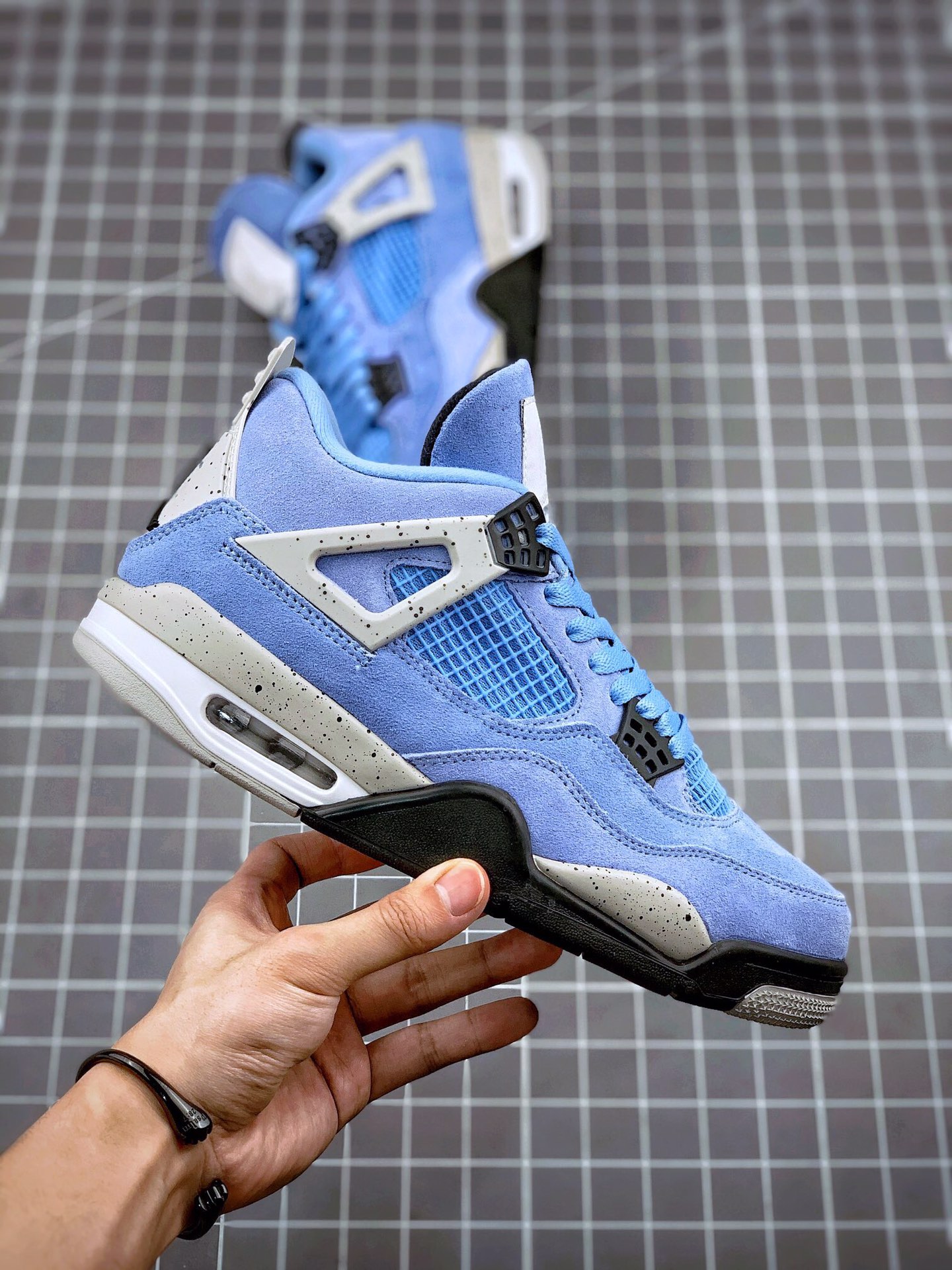 💰180真标💰280公司级💰360纯原版💰450复刻版 air jordan 4 aj1大学蓝 se "university blue"纯原市场最高工艺复刻
#原盒原配  独家配原鞋拆解开发
#原楦贝壳头m2k雪地靴yeezy 350满天星sacai天使原纸板空军一号纯白全白小麦色开发 全市场最纯正四代版型
#原底真实max 97子弹气垫 sb dunk黑白熊猫影子灰回弹反馈手表眼镜帽子充足
完美鞋nb327楦欧文篮球鞋打造 市面最高工艺 
一切细节如图实拍，所见所得‼️
原装头层皮冲裁 仅皮料成本碾压市售“最高版本” 
size: 40 40.5 41 42 42.5 43 44 44.5 45 46 47.5

主营：阿迪达斯 耐克 匡威 万斯 麦昆 古驰 斯凯奇 nb 新百伦 斐乐 巴黎世家 
椰子350 椰子500 椰子700 m2k 贝壳头 1970s 三叶草 nb550 nb327 nb992
古驰做旧 古驰小脏鞋 古驰小蜜蜂 sb dunk 空军一号 老爹鞋 aj1 aj3 aj4 aj5 aj11 aj34 aj36 aj312 g.t cut 闪电倒勾 篮球鞋：利拉德7 利拉德6 利拉德5 欧文7代 欧文6 欧文5 欧文4 欧文3 欧文2 欧文1 詹姆斯18代 詹姆斯17 詹姆斯16 詹姆斯15 詹姆斯14 詹姆斯13 詹姆斯12 詹姆斯11 詹姆斯5 詹姆斯4 科比5代 科比1 科比4 科比7 科比8 科比9 科比10 科比12 字母哥2代 字母哥1代 字母哥3代 哈登5代 哈登4代 哈登3 哈登2 哈登1 库里8代 库里7 库里6 库里5 库里4 ……系列 欢
#原盒配件 原厂中底钢印、拉帮完美
Size:36 36.5 37.5 38 38.5 39 40 40.5 41 42 42.5 43 44 44.5 45
现货跑量工厂长期主打款真正的好货不靠吹嘘
质量我们替你把关，你还在犹豫什么，撸起袖子加油干。
全部男女鞋，真标真爆带半码
耐克 阿迪达斯 三叶草 椰子350 v2 sb dunk 古驰脏脏鞋 麦昆 匡威1970s 万斯 vans 范斯 新百伦 乔丹 air jordan 亚瑟士 斯凯奇 斐乐 彪马 锐步 mlb  fila 鬼冢虎 莆田鞋   板鞋 樱花粉  af1 高帮 纯白 复古  满天星 解构 鞋盾   小麦色  蓝粉  马卡龙 低帮 独角兽 鸳鸯 联名 童鞋  冰淇淋  骨白冰蓝  白蓝 黑色 小白鞋 电玩像素 黑白 涂鸦 镭射 雾霾 白色  diy  1970s 夜光  大童 泼墨 中帮 黑武士 洛克公园 魔术贴 情侣 经典 四钩 奶咖色 刮刮乐 白丝绸 白银 3m 反光 白绿夜光 白橙双钩 小雏菊  权志龙 白绿橙 off white 飞线  金钩 冰块 小银钩 笑脸 缝线  剪纸 纯黑 蓝丝绸  情人节限定  白金 蓝白 354 黑曜石   熊猫 像素  冰蓝 四小勾 水晶底 寿桃 洞洞鞋 彩虹像素  灰色 air force 1 黑色   拖鞋 aj4 aj35 aj11 篮球鞋 莆田 aj3 aj6 aj13 aj7 童鞋 儿童鞋  aj312   aj36 黑白奥利奥  传奇蓝  aj32  限量版 飞人拖鞋 康扣  熊猫 北卡蓝  low  白水泥  藤原浩  aj34郭艾伦 影子灰  蒂芙尼绿 aj10 倒钩  aj9 冰雪奇缘 黑曜石 aj31  aj270 球鞋  大魔王 冰激凌  樱木花道  热熔岩  迪奥联名  胭脂红 凉鞋 aj15  满天星 水泥灰 芝加哥 鸳鸯 aj28  情侣 aj28 樱花粉 电玩像素 北卡蓝 小迪奥 粉色 樱花粉 电玩像素  烟灰 变色龙 兵马俑 大巴黎 aj16  兔八哥  马卡龙  大学蓝 aj30 黑水泥  白蛇 叶绿素 火影 白水泥 情人节限定 粉蛇 黑红 球鞋gtcut   kobe球鞋 zoom kobe 500黑武士 2022r nike星空 gt球鞋 zoom跑鞋 纽巴伦990 nikecourt女鞋 zoom aj1 nb827 斐乐hike nike青花瓷 aj镭射 科6 next跑鞋 宇航员2.0 小白鞋 男鞋 运动鞋 斯凯奇 斐乐 板鞋 aj 彪马 新百伦 亚瑟士 new balance adidas 阿迪达斯 篮球鞋 空军一号 纯白  跑步鞋 vision street wear puma 女运动休闲鞋 nb  情侣鞋 球鞋 dunk 美津浓 欧文7  运动鞋女款跑步鞋 休闲男鞋  aj1 拖鞋 耐克鞋男新款 鞋子 童鞋 男款  飞马  zoom 超级飞马 跑鞋  老爹鞋 air max 儿童鞋子 男士 飞马38 m2k 日落 黑白熊猫  女款  飞马39  男款 阿甘鞋 飞马37  夏季  dunk sb 华夫鞋 凉鞋  开拓者 夏款 毛毛虫  气垫 air zoom 休闲鞋 高帮 帆布鞋 sacai 2022 vapormax 赤足  飞马36 af1 紫葡萄 树莓紫  winflo8 court女鞋 网鞋 zoom 破二  dc0774 拖鞋 superfly 子弹头 dunk黑白熊猫 blazer max270 欧文7 小童鞋  阿尔法 欧文8 登月 星空 莆田  黑武士 airmax97 贝壳头 三叶草 boost   forum 椰子鞋  yeezy  neo  暗夜精灵 金标 椰子 350 v2  ultraboost 清风 阿尔法 涉水鞋 ub21 ub22  forum84 ub nmd 爆米花 pro2 cut  supernova x9000 椰子500  小椰子 forum low 史密斯 椰子700  樱花系列女鞋 新百伦530 327   574   5740 满天星 992 550 990 303 nb2002ra 302 元祖灰 993 990v5 nb300 ms327 580 999 nb327新百伦 新百伦878 nb300 5740奶茶色 m5740nb5740 997 608 452 nbms327 992元祖灰 996 880 低帮  倒钩  aj1 low 北卡蓝 黑曜石  倒钩藤原浩鞋 芝加哥 禁穿 小迪奥aj1 aj1大学蓝 樱花粉 烟灰   闪电倒钩 mid  影子灰 白丝绸   黑红脚趾 黑红 马卡龙 小dior 蒂芙尼绿 黑脚趾 小摩卡 蜘蛛侠 兔八哥 莆田纯原 纯白 中帮 黑粉脚趾 鸳鸯 low摩卡棕 扣碎 倒钩低帮 小闪电 凯尔特人 芝加哥ow联名 灰白 红豆奶茶 叛逆 换底 扣碎篮板 摩卡棕 迪奥联名鞋 皇家蓝 低帮女鞋倒钩白棕 泡泡糖 黑粉脚趾 北卡蓝低帮 黑绿脚趾 影子灰 蒂芙尼绿 黑脚趾 浆果粉  扣碎篮板 鸳鸯 冰淇淋 白丝绸 激光蓝 offwhite联名 黑粉脚趾	 蓝 水洗丹宁 情人节 午夜蓝 凯尔特人 泡泡糖  男鞋 女鞋 夏季 儿童 拖鞋  小众鞋 篮球鞋 凉鞋 运动鞋 跑步鞋 童鞋  板鞋  日落  足球鞋 小白鞋 跑鞋 老爹鞋 zoom 超级飞马 36 37 38   sb   dunk  鞋子 新款 m2k air max   薄款 赤足5.0  星空 登月 回到未来 vapo