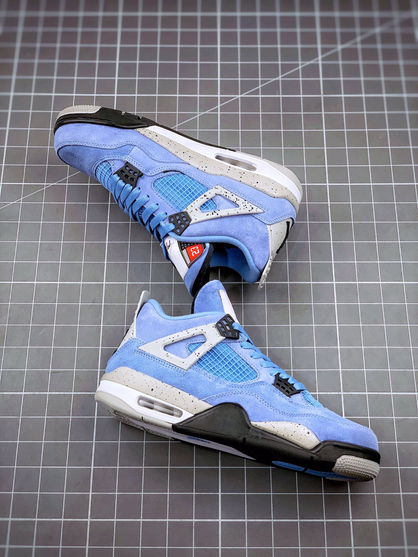 💰180真标💰280公司级💰360纯原版💰450复刻版 air jordan 4 aj1大学蓝 se "university blue"纯原市场最高工艺复刻
#原盒原配  独家配原鞋拆解开发
#原楦贝壳头m2k雪地靴yeezy 350满天星sacai天使原纸板空军一号纯白全白小麦色开发 全市场最纯正四代版型
#原底真实max 97子弹气垫 sb dunk黑白熊猫影子灰回弹反馈手表眼镜帽子充足
完美鞋nb327楦欧文篮球鞋打造 市面最高工艺 
一切细节如图实拍，所见所得‼️
原装头层皮冲裁 仅皮料成本碾压市售“最高版本” 
size: 40 40.5 41 42 42.5 43 44 44.5 45 46 47.5

主营：阿迪达斯 耐克 匡威 万斯 麦昆 古驰 斯凯奇 nb 新百伦 斐乐 巴黎世家 
椰子350 椰子500 椰子700 m2k 贝壳头 1970s 三叶草 nb550 nb327 nb992
古驰做旧 古驰小脏鞋 古驰小蜜蜂 sb dunk 空军一号 老爹鞋 aj1 aj3 aj4 aj5 aj11 aj34 aj36 aj312 g.t cut 闪电倒勾 篮球鞋：利拉德7 利拉德6 利拉德5 欧文7代 欧文6 欧文5 欧文4 欧文3 欧文2 欧文1 詹姆斯18代 詹姆斯17 詹姆斯16 詹姆斯15 詹姆斯14 詹姆斯13 詹姆斯12 詹姆斯11 詹姆斯5 詹姆斯4 科比5代 科比1 科比4 科比7 科比8 科比9 科比10 科比12 字母哥2代 字母哥1代 字母哥3代 哈登5代 哈登4代 哈登3 哈登2 哈登1 库里8代 库里7 库里6 库里5 库里4 ……系列 欢
#原盒配件 原厂中底钢印、拉帮完美
Size:36 36.5 37.5 38 38.5 39 40 40.5 41 42 42.5 43 44 44.5 45
现货跑量工厂长期主打款真正的好货不靠吹嘘
质量我们替你把关，你还在犹豫什么，撸起袖子加油干。
全部男女鞋，真标真爆带半码
耐克 阿迪达斯 三叶草 椰子350 v2 sb dunk 古驰脏脏鞋 麦昆 匡威1970s 万斯 vans 范斯 新百伦 乔丹 air jordan 亚瑟士 斯凯奇 斐乐 彪马 锐步 mlb  fila 鬼冢虎 莆田鞋   板鞋 樱花粉  af1 高帮 纯白 复古  满天星 解构 鞋盾   小麦色  蓝粉  马卡龙 低帮 独角兽 鸳鸯 联名 童鞋  冰淇淋  骨白冰蓝  白蓝 黑色 小白鞋 电玩像素 黑白 涂鸦 镭射 雾霾 白色  diy  1970s 夜光  大童 泼墨 中帮 黑武士 洛克公园 魔术贴 情侣 经典 四钩 奶咖色 刮刮乐 白丝绸 白银 3m 反光 白绿夜光 白橙双钩 小雏菊  权志龙 白绿橙 off white 飞线  金钩 冰块 小银钩 笑脸 缝线  剪纸 纯黑 蓝丝绸  情人节限定  白金 蓝白 354 黑曜石   熊猫 像素  冰蓝 四小勾 水晶底 寿桃 洞洞鞋 彩虹像素  灰色 air force 1 黑色   拖鞋 aj4 aj35 aj11 篮球鞋 莆田 aj3 aj6 aj13 aj7 童鞋 儿童鞋  aj312   aj36 黑白奥利奥  传奇蓝  aj32  限量版 飞人拖鞋 康扣  熊猫 北卡蓝  low  白水泥  藤原浩  aj34郭艾伦 影子灰  蒂芙尼绿 aj10 倒钩  aj9 冰雪奇缘 黑曜石 aj31  aj270 球鞋  大魔王 冰激凌  樱木花道  热熔岩  迪奥联名  胭脂红 凉鞋 aj15  满天星 水泥灰 芝加哥 鸳鸯 aj28  情侣 aj28 樱花粉 电玩像素 北卡蓝 小迪奥 粉色 樱花粉 电玩像素  烟灰 变色龙 兵马俑 大巴黎 aj16  兔八哥  马卡龙  大学蓝 aj30 黑水泥  白蛇 叶绿素 火影 白水泥 情人节限定 粉蛇 黑红 球鞋gtcut   kobe球鞋 zoom kobe 500黑武士 2022r nike星空 gt球鞋 zoom跑鞋 纽巴伦990 nikecourt女鞋 zoom aj1 nb827 斐乐hike nike青花瓷 aj镭射 科6 next跑鞋 宇航员2.0 小白鞋 男鞋 运动鞋 斯凯奇 斐乐 板鞋 aj 彪马 新百伦 亚瑟士 new balance adidas 阿迪达斯 篮球鞋 空军一号 纯白  跑步鞋 vision street wear puma 女运动休闲鞋 nb  情侣鞋 球鞋 dunk 美津浓 欧文7  运动鞋女款跑步鞋 休闲男鞋  aj1 拖鞋 耐克鞋男新款 鞋子 童鞋 男款  飞马  zoom 超级飞马 跑鞋  老爹鞋 air max 儿童鞋子 男士 飞马38 m2k 日落 黑白熊猫  女款  飞马39  男款 阿甘鞋 飞马37  夏季  dunk sb 华夫鞋 凉鞋  开拓者 夏款 毛毛虫  气垫 air zoom 休闲鞋 高帮 帆布鞋 sacai 2022 vapormax 赤足  飞马36 af1 紫葡萄 树莓紫  winflo8 court女鞋 网鞋 zoom 破二  dc0774 拖鞋 superfly 子弹头 dunk黑白熊猫 blazer max270 欧文7 小童鞋  阿尔法 欧文8 登月 星空 莆田  黑武士 airmax97 贝壳头 三叶草 boost   forum 椰子鞋  yeezy  neo  暗夜精灵 金标 椰子 350 v2  ultraboost 清风 阿尔法 涉水鞋 ub21 ub22  forum84 ub nmd 爆米花 pro2 cut  supernova x9000 椰子500  小椰子 forum low 史密斯 椰子700  樱花系列女鞋 新百伦530 327   574   5740 满天星 992 550 990 303 nb2002ra 302 元祖灰 993 990v5 nb300 ms327 580 999 nb327新百伦 新百伦878 nb300 5740奶茶色 m5740nb5740 997 608 452 nbms327 992元祖灰 996 880 低帮  倒钩  aj1 low 北卡蓝 黑曜石  倒钩藤原浩鞋 芝加哥 禁穿 小迪奥aj1 aj1大学蓝 樱花粉 烟灰   闪电倒钩 mid  影子灰 白丝绸   黑红脚趾 黑红 马卡龙 小dior 蒂芙尼绿 黑脚趾 小摩卡 蜘蛛侠 兔八哥 莆田纯原 纯白 中帮 黑粉脚趾 鸳鸯 low摩卡棕 扣碎 倒钩低帮 小闪电 凯尔特人 芝加哥ow联名 灰白 红豆奶茶 叛逆 换底 扣碎篮板 摩卡棕 迪奥联名鞋 皇家蓝 低帮女鞋倒钩白棕 泡泡糖 黑粉脚趾 北卡蓝低帮 黑绿脚趾 影子灰 蒂芙尼绿 黑脚趾 浆果粉  扣碎篮板 鸳鸯 冰淇淋 白丝绸 激光蓝 offwhite联名 黑粉脚趾	 蓝 水洗丹宁 情人节 午夜蓝 凯尔特人 泡泡糖  男鞋 女鞋 夏季 儿童 拖鞋  小众鞋 篮球鞋 凉鞋 运动鞋 跑步鞋 童鞋  板鞋  日落  足球鞋 小白鞋 跑鞋 老爹鞋 zoom 超级飞马 36 37 38   sb   dunk  鞋子 新款 m2k air max   薄款 赤足5.0  星空 登月 回到未来 vapo