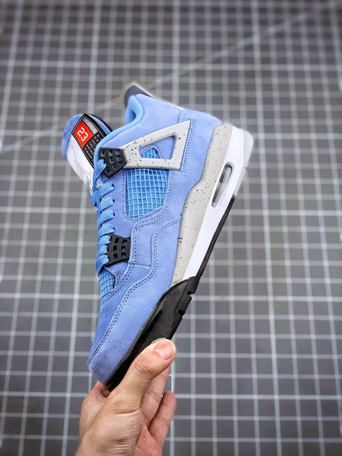 💰180真标💰280公司级💰360纯原版💰450复刻版 air jordan 4 aj1大学蓝 se "university blue"纯原市场最高工艺复刻
#原盒原配  独家配原鞋拆解开发
#原楦贝壳头m2k雪地靴yeezy 350满天星sacai天使原纸板空军一号纯白全白小麦色开发 全市场最纯正四代版型
#原底真实max 97子弹气垫 sb dunk黑白熊猫影子灰回弹反馈手表眼镜帽子充足
完美鞋nb327楦欧文篮球鞋打造 市面最高工艺 
一切细节如图实拍，所见所得‼️
原装头层皮冲裁 仅皮料成本碾压市售“最高版本” 
size: 40 40.5 41 42 42.5 43 44 44.5 45 46 47.5

主营：阿迪达斯 耐克 匡威 万斯 麦昆 古驰 斯凯奇 nb 新百伦 斐乐 巴黎世家 
椰子350 椰子500 椰子700 m2k 贝壳头 1970s 三叶草 nb550 nb327 nb992
古驰做旧 古驰小脏鞋 古驰小蜜蜂 sb dunk 空军一号 老爹鞋 aj1 aj3 aj4 aj5 aj11 aj34 aj36 aj312 g.t cut 闪电倒勾 篮球鞋：利拉德7 利拉德6 利拉德5 欧文7代 欧文6 欧文5 欧文4 欧文3 欧文2 欧文1 詹姆斯18代 詹姆斯17 詹姆斯16 詹姆斯15 詹姆斯14 詹姆斯13 詹姆斯12 詹姆斯11 詹姆斯5 詹姆斯4 科比5代 科比1 科比4 科比7 科比8 科比9 科比10 科比12 字母哥2代 字母哥1代 字母哥3代 哈登5代 哈登4代 哈登3 哈登2 哈登1 库里8代 库里7 库里6 库里5 库里4 ……系列 欢
#原盒配件 原厂中底钢印、拉帮完美
Size:36 36.5 37.5 38 38.5 39 40 40.5 41 42 42.5 43 44 44.5 45
现货跑量工厂长期主打款真正的好货不靠吹嘘
质量我们替你把关，你还在犹豫什么，撸起袖子加油干。
全部男女鞋，真标真爆带半码
耐克 阿迪达斯 三叶草 椰子350 v2 sb dunk 古驰脏脏鞋 麦昆 匡威1970s 万斯 vans 范斯 新百伦 乔丹 air jordan 亚瑟士 斯凯奇 斐乐 彪马 锐步 mlb  fila 鬼冢虎 莆田鞋   板鞋 樱花粉  af1 高帮 纯白 复古  满天星 解构 鞋盾   小麦色  蓝粉  马卡龙 低帮 独角兽 鸳鸯 联名 童鞋  冰淇淋  骨白冰蓝  白蓝 黑色 小白鞋 电玩像素 黑白 涂鸦 镭射 雾霾 白色  diy  1970s 夜光  大童 泼墨 中帮 黑武士 洛克公园 魔术贴 情侣 经典 四钩 奶咖色 刮刮乐 白丝绸 白银 3m 反光 白绿夜光 白橙双钩 小雏菊  权志龙 白绿橙 off white 飞线  金钩 冰块 小银钩 笑脸 缝线  剪纸 纯黑 蓝丝绸  情人节限定  白金 蓝白 354 黑曜石   熊猫 像素  冰蓝 四小勾 水晶底 寿桃 洞洞鞋 彩虹像素  灰色 air force 1 黑色   拖鞋 aj4 aj35 aj11 篮球鞋 莆田 aj3 aj6 aj13 aj7 童鞋 儿童鞋  aj312   aj36 黑白奥利奥  传奇蓝  aj32  限量版 飞人拖鞋 康扣  熊猫 北卡蓝  low  白水泥  藤原浩  aj34郭艾伦 影子灰  蒂芙尼绿 aj10 倒钩  aj9 冰雪奇缘 黑曜石 aj31  aj270 球鞋  大魔王 冰激凌  樱木花道  热熔岩  迪奥联名  胭脂红 凉鞋 aj15  满天星 水泥灰 芝加哥 鸳鸯 aj28  情侣 aj28 樱花粉 电玩像素 北卡蓝 小迪奥 粉色 樱花粉 电玩像素  烟灰 变色龙 兵马俑 大巴黎 aj16  兔八哥  马卡龙  大学蓝 aj30 黑水泥  白蛇 叶绿素 火影 白水泥 情人节限定 粉蛇 黑红 球鞋gtcut   kobe球鞋 zoom kobe 500黑武士 2022r nike星空 gt球鞋 zoom跑鞋 纽巴伦990 nikecourt女鞋 zoom aj1 nb827 斐乐hike nike青花瓷 aj镭射 科6 next跑鞋 宇航员2.0 小白鞋 男鞋 运动鞋 斯凯奇 斐乐 板鞋 aj 彪马 新百伦 亚瑟士 new balance adidas 阿迪达斯 篮球鞋 空军一号 纯白  跑步鞋 vision street wear puma 女运动休闲鞋 nb  情侣鞋 球鞋 dunk 美津浓 欧文7  运动鞋女款跑步鞋 休闲男鞋  aj1 拖鞋 耐克鞋男新款 鞋子 童鞋 男款  飞马  zoom 超级飞马 跑鞋  老爹鞋 air max 儿童鞋子 男士 飞马38 m2k 日落 黑白熊猫  女款  飞马39  男款 阿甘鞋 飞马37  夏季  dunk sb 华夫鞋 凉鞋  开拓者 夏款 毛毛虫  气垫 air zoom 休闲鞋 高帮 帆布鞋 sacai 2022 vapormax 赤足  飞马36 af1 紫葡萄 树莓紫  winflo8 court女鞋 网鞋 zoom 破二  dc0774 拖鞋 superfly 子弹头 dunk黑白熊猫 blazer max270 欧文7 小童鞋  阿尔法 欧文8 登月 星空 莆田  黑武士 airmax97 贝壳头 三叶草 boost   forum 椰子鞋  yeezy  neo  暗夜精灵 金标 椰子 350 v2  ultraboost 清风 阿尔法 涉水鞋 ub21 ub22  forum84 ub nmd 爆米花 pro2 cut  supernova x9000 椰子500  小椰子 forum low 史密斯 椰子700  樱花系列女鞋 新百伦530 327   574   5740 满天星 992 550 990 303 nb2002ra 302 元祖灰 993 990v5 nb300 ms327 580 999 nb327新百伦 新百伦878 nb300 5740奶茶色 m5740nb5740 997 608 452 nbms327 992元祖灰 996 880 低帮  倒钩  aj1 low 北卡蓝 黑曜石  倒钩藤原浩鞋 芝加哥 禁穿 小迪奥aj1 aj1大学蓝 樱花粉 烟灰   闪电倒钩 mid  影子灰 白丝绸   黑红脚趾 黑红 马卡龙 小dior 蒂芙尼绿 黑脚趾 小摩卡 蜘蛛侠 兔八哥 莆田纯原 纯白 中帮 黑粉脚趾 鸳鸯 low摩卡棕 扣碎 倒钩低帮 小闪电 凯尔特人 芝加哥ow联名 灰白 红豆奶茶 叛逆 换底 扣碎篮板 摩卡棕 迪奥联名鞋 皇家蓝 低帮女鞋倒钩白棕 泡泡糖 黑粉脚趾 北卡蓝低帮 黑绿脚趾 影子灰 蒂芙尼绿 黑脚趾 浆果粉  扣碎篮板 鸳鸯 冰淇淋 白丝绸 激光蓝 offwhite联名 黑粉脚趾	 蓝 水洗丹宁 情人节 午夜蓝 凯尔特人 泡泡糖  男鞋 女鞋 夏季 儿童 拖鞋  小众鞋 篮球鞋 凉鞋 运动鞋 跑步鞋 童鞋  板鞋  日落  足球鞋 小白鞋 跑鞋 老爹鞋 zoom 超级飞马 36 37 38   sb   dunk  鞋子 新款 m2k air max   薄款 赤足5.0  星空 登月 回到未来 vapo