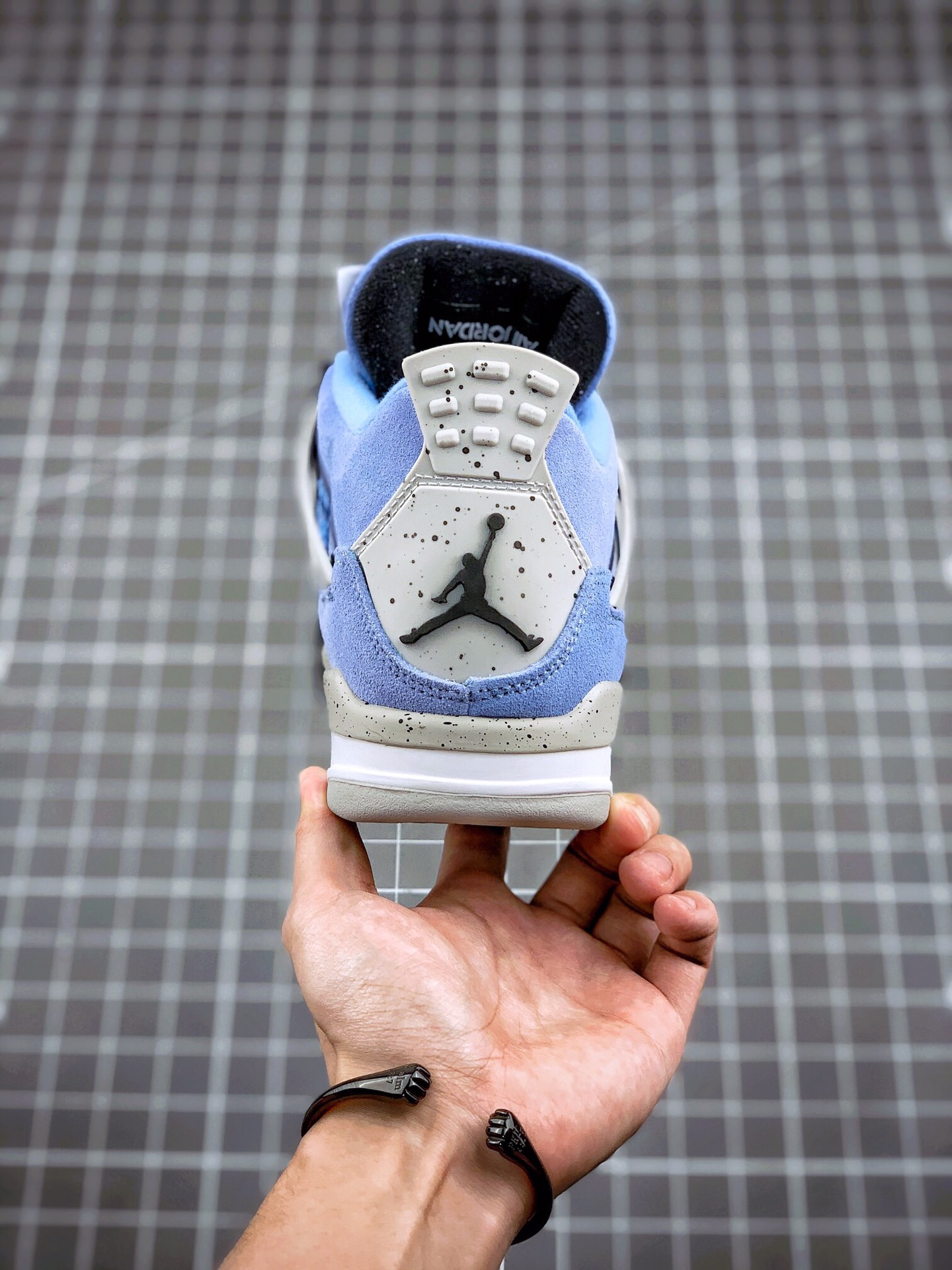 💰180真标💰280公司级💰360纯原版💰450复刻版 air jordan 4 aj1大学蓝 se "university blue"纯原市场最高工艺复刻
#原盒原配  独家配原鞋拆解开发
#原楦贝壳头m2k雪地靴yeezy 350满天星sacai天使原纸板空军一号纯白全白小麦色开发 全市场最纯正四代版型
#原底真实max 97子弹气垫 sb dunk黑白熊猫影子灰回弹反馈手表眼镜帽子充足
完美鞋nb327楦欧文篮球鞋打造 市面最高工艺 
一切细节如图实拍，所见所得‼️
原装头层皮冲裁 仅皮料成本碾压市售“最高版本” 
size: 40 40.5 41 42 42.5 43 44 44.5 45 46 47.5

主营：阿迪达斯 耐克 匡威 万斯 麦昆 古驰 斯凯奇 nb 新百伦 斐乐 巴黎世家 
椰子350 椰子500 椰子700 m2k 贝壳头 1970s 三叶草 nb550 nb327 nb992
古驰做旧 古驰小脏鞋 古驰小蜜蜂 sb dunk 空军一号 老爹鞋 aj1 aj3 aj4 aj5 aj11 aj34 aj36 aj312 g.t cut 闪电倒勾 篮球鞋：利拉德7 利拉德6 利拉德5 欧文7代 欧文6 欧文5 欧文4 欧文3 欧文2 欧文1 詹姆斯18代 詹姆斯17 詹姆斯16 詹姆斯15 詹姆斯14 詹姆斯13 詹姆斯12 詹姆斯11 詹姆斯5 詹姆斯4 科比5代 科比1 科比4 科比7 科比8 科比9 科比10 科比12 字母哥2代 字母哥1代 字母哥3代 哈登5代 哈登4代 哈登3 哈登2 哈登1 库里8代 库里7 库里6 库里5 库里4 ……系列 欢
#原盒配件 原厂中底钢印、拉帮完美
Size:36 36.5 37.5 38 38.5 39 40 40.5 41 42 42.5 43 44 44.5 45
现货跑量工厂长期主打款真正的好货不靠吹嘘
质量我们替你把关，你还在犹豫什么，撸起袖子加油干。
全部男女鞋，真标真爆带半码
耐克 阿迪达斯 三叶草 椰子350 v2 sb dunk 古驰脏脏鞋 麦昆 匡威1970s 万斯 vans 范斯 新百伦 乔丹 air jordan 亚瑟士 斯凯奇 斐乐 彪马 锐步 mlb  fila 鬼冢虎 莆田鞋   板鞋 樱花粉  af1 高帮 纯白 复古  满天星 解构 鞋盾   小麦色  蓝粉  马卡龙 低帮 独角兽 鸳鸯 联名 童鞋  冰淇淋  骨白冰蓝  白蓝 黑色 小白鞋 电玩像素 黑白 涂鸦 镭射 雾霾 白色  diy  1970s 夜光  大童 泼墨 中帮 黑武士 洛克公园 魔术贴 情侣 经典 四钩 奶咖色 刮刮乐 白丝绸 白银 3m 反光 白绿夜光 白橙双钩 小雏菊  权志龙 白绿橙 off white 飞线  金钩 冰块 小银钩 笑脸 缝线  剪纸 纯黑 蓝丝绸  情人节限定  白金 蓝白 354 黑曜石   熊猫 像素  冰蓝 四小勾 水晶底 寿桃 洞洞鞋 彩虹像素  灰色 air force 1 黑色   拖鞋 aj4 aj35 aj11 篮球鞋 莆田 aj3 aj6 aj13 aj7 童鞋 儿童鞋  aj312   aj36 黑白奥利奥  传奇蓝  aj32  限量版 飞人拖鞋 康扣  熊猫 北卡蓝  low  白水泥  藤原浩  aj34郭艾伦 影子灰  蒂芙尼绿 aj10 倒钩  aj9 冰雪奇缘 黑曜石 aj31  aj270 球鞋  大魔王 冰激凌  樱木花道  热熔岩  迪奥联名  胭脂红 凉鞋 aj15  满天星 水泥灰 芝加哥 鸳鸯 aj28  情侣 aj28 樱花粉 电玩像素 北卡蓝 小迪奥 粉色 樱花粉 电玩像素  烟灰 变色龙 兵马俑 大巴黎 aj16  兔八哥  马卡龙  大学蓝 aj30 黑水泥  白蛇 叶绿素 火影 白水泥 情人节限定 粉蛇 黑红 球鞋gtcut   kobe球鞋 zoom kobe 500黑武士 2022r nike星空 gt球鞋 zoom跑鞋 纽巴伦990 nikecourt女鞋 zoom aj1 nb827 斐乐hike nike青花瓷 aj镭射 科6 next跑鞋 宇航员2.0 小白鞋 男鞋 运动鞋 斯凯奇 斐乐 板鞋 aj 彪马 新百伦 亚瑟士 new balance adidas 阿迪达斯 篮球鞋 空军一号 纯白  跑步鞋 vision street wear puma 女运动休闲鞋 nb  情侣鞋 球鞋 dunk 美津浓 欧文7  运动鞋女款跑步鞋 休闲男鞋  aj1 拖鞋 耐克鞋男新款 鞋子 童鞋 男款  飞马  zoom 超级飞马 跑鞋  老爹鞋 air max 儿童鞋子 男士 飞马38 m2k 日落 黑白熊猫  女款  飞马39  男款 阿甘鞋 飞马37  夏季  dunk sb 华夫鞋 凉鞋  开拓者 夏款 毛毛虫  气垫 air zoom 休闲鞋 高帮 帆布鞋 sacai 2022 vapormax 赤足  飞马36 af1 紫葡萄 树莓紫  winflo8 court女鞋 网鞋 zoom 破二  dc0774 拖鞋 superfly 子弹头 dunk黑白熊猫 blazer max270 欧文7 小童鞋  阿尔法 欧文8 登月 星空 莆田  黑武士 airmax97 贝壳头 三叶草 boost   forum 椰子鞋  yeezy  neo  暗夜精灵 金标 椰子 350 v2  ultraboost 清风 阿尔法 涉水鞋 ub21 ub22  forum84 ub nmd 爆米花 pro2 cut  supernova x9000 椰子500  小椰子 forum low 史密斯 椰子700  樱花系列女鞋 新百伦530 327   574   5740 满天星 992 550 990 303 nb2002ra 302 元祖灰 993 990v5 nb300 ms327 580 999 nb327新百伦 新百伦878 nb300 5740奶茶色 m5740nb5740 997 608 452 nbms327 992元祖灰 996 880 低帮  倒钩  aj1 low 北卡蓝 黑曜石  倒钩藤原浩鞋 芝加哥 禁穿 小迪奥aj1 aj1大学蓝 樱花粉 烟灰   闪电倒钩 mid  影子灰 白丝绸   黑红脚趾 黑红 马卡龙 小dior 蒂芙尼绿 黑脚趾 小摩卡 蜘蛛侠 兔八哥 莆田纯原 纯白 中帮 黑粉脚趾 鸳鸯 low摩卡棕 扣碎 倒钩低帮 小闪电 凯尔特人 芝加哥ow联名 灰白 红豆奶茶 叛逆 换底 扣碎篮板 摩卡棕 迪奥联名鞋 皇家蓝 低帮女鞋倒钩白棕 泡泡糖 黑粉脚趾 北卡蓝低帮 黑绿脚趾 影子灰 蒂芙尼绿 黑脚趾 浆果粉  扣碎篮板 鸳鸯 冰淇淋 白丝绸 激光蓝 offwhite联名 黑粉脚趾	 蓝 水洗丹宁 情人节 午夜蓝 凯尔特人 泡泡糖  男鞋 女鞋 夏季 儿童 拖鞋  小众鞋 篮球鞋 凉鞋 运动鞋 跑步鞋 童鞋  板鞋  日落  足球鞋 小白鞋 跑鞋 老爹鞋 zoom 超级飞马 36 37 38   sb   dunk  鞋子 新款 m2k air max   薄款 赤足5.0  星空 登月 回到未来 vapo