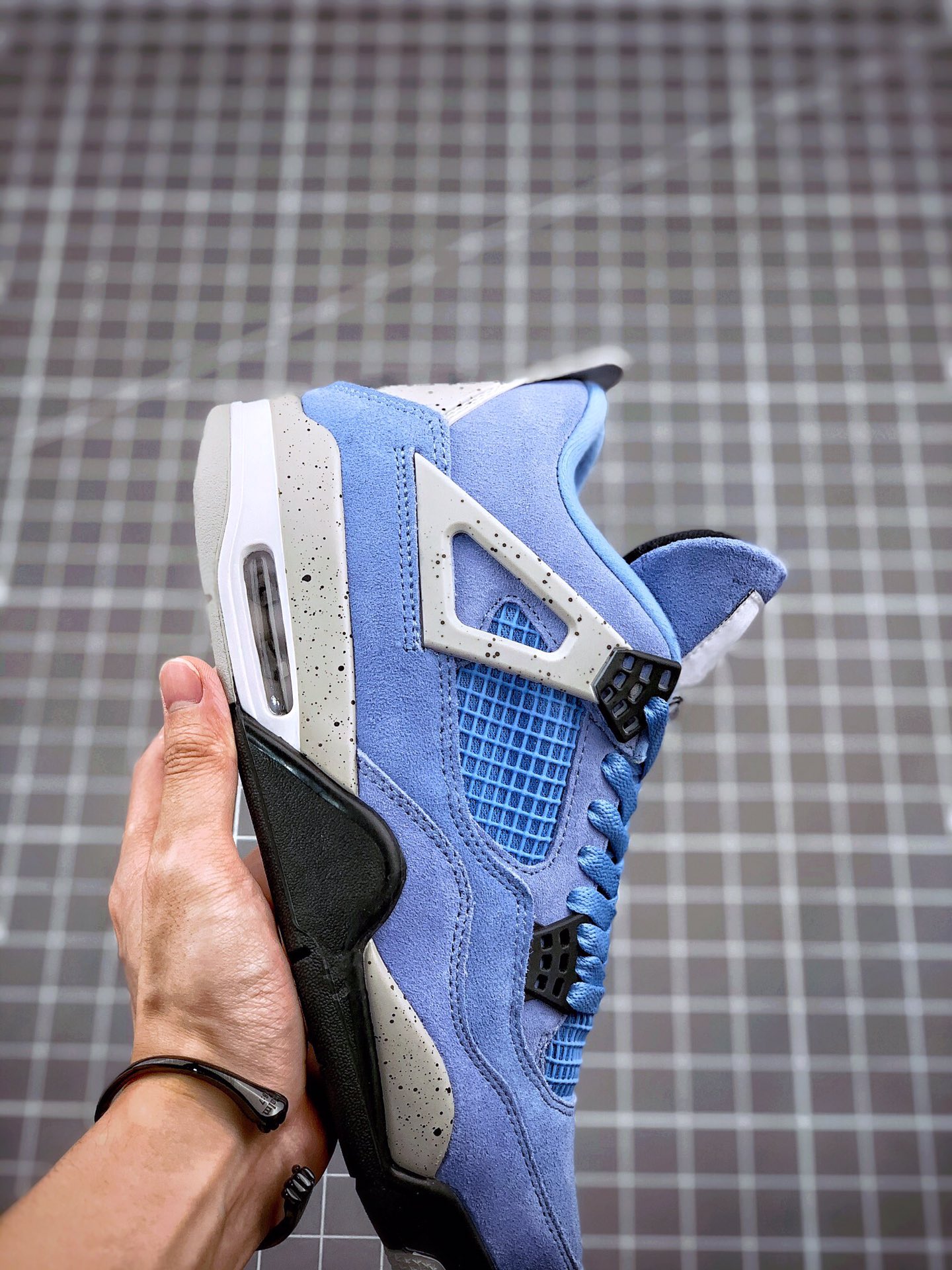 💰180真标💰280公司级💰360纯原版💰450复刻版 air jordan 4 aj1大学蓝 se "university blue"纯原市场最高工艺复刻
#原盒原配  独家配原鞋拆解开发
#原楦贝壳头m2k雪地靴yeezy 350满天星sacai天使原纸板空军一号纯白全白小麦色开发 全市场最纯正四代版型
#原底真实max 97子弹气垫 sb dunk黑白熊猫影子灰回弹反馈手表眼镜帽子充足
完美鞋nb327楦欧文篮球鞋打造 市面最高工艺 
一切细节如图实拍，所见所得‼️
原装头层皮冲裁 仅皮料成本碾压市售“最高版本” 
size: 40 40.5 41 42 42.5 43 44 44.5 45 46 47.5

主营：阿迪达斯 耐克 匡威 万斯 麦昆 古驰 斯凯奇 nb 新百伦 斐乐 巴黎世家 
椰子350 椰子500 椰子700 m2k 贝壳头 1970s 三叶草 nb550 nb327 nb992
古驰做旧 古驰小脏鞋 古驰小蜜蜂 sb dunk 空军一号 老爹鞋 aj1 aj3 aj4 aj5 aj11 aj34 aj36 aj312 g.t cut 闪电倒勾 篮球鞋：利拉德7 利拉德6 利拉德5 欧文7代 欧文6 欧文5 欧文4 欧文3 欧文2 欧文1 詹姆斯18代 詹姆斯17 詹姆斯16 詹姆斯15 詹姆斯14 詹姆斯13 詹姆斯12 詹姆斯11 詹姆斯5 詹姆斯4 科比5代 科比1 科比4 科比7 科比8 科比9 科比10 科比12 字母哥2代 字母哥1代 字母哥3代 哈登5代 哈登4代 哈登3 哈登2 哈登1 库里8代 库里7 库里6 库里5 库里4 ……系列 欢
#原盒配件 原厂中底钢印、拉帮完美
Size:36 36.5 37.5 38 38.5 39 40 40.5 41 42 42.5 43 44 44.5 45
现货跑量工厂长期主打款真正的好货不靠吹嘘
质量我们替你把关，你还在犹豫什么，撸起袖子加油干。
全部男女鞋，真标真爆带半码
耐克 阿迪达斯 三叶草 椰子350 v2 sb dunk 古驰脏脏鞋 麦昆 匡威1970s 万斯 vans 范斯 新百伦 乔丹 air jordan 亚瑟士 斯凯奇 斐乐 彪马 锐步 mlb  fila 鬼冢虎 莆田鞋   板鞋 樱花粉  af1 高帮 纯白 复古  满天星 解构 鞋盾   小麦色  蓝粉  马卡龙 低帮 独角兽 鸳鸯 联名 童鞋  冰淇淋  骨白冰蓝  白蓝 黑色 小白鞋 电玩像素 黑白 涂鸦 镭射 雾霾 白色  diy  1970s 夜光  大童 泼墨 中帮 黑武士 洛克公园 魔术贴 情侣 经典 四钩 奶咖色 刮刮乐 白丝绸 白银 3m 反光 白绿夜光 白橙双钩 小雏菊  权志龙 白绿橙 off white 飞线  金钩 冰块 小银钩 笑脸 缝线  剪纸 纯黑 蓝丝绸  情人节限定  白金 蓝白 354 黑曜石   熊猫 像素  冰蓝 四小勾 水晶底 寿桃 洞洞鞋 彩虹像素  灰色 air force 1 黑色   拖鞋 aj4 aj35 aj11 篮球鞋 莆田 aj3 aj6 aj13 aj7 童鞋 儿童鞋  aj312   aj36 黑白奥利奥  传奇蓝  aj32  限量版 飞人拖鞋 康扣  熊猫 北卡蓝  low  白水泥  藤原浩  aj34郭艾伦 影子灰  蒂芙尼绿 aj10 倒钩  aj9 冰雪奇缘 黑曜石 aj31  aj270 球鞋  大魔王 冰激凌  樱木花道  热熔岩  迪奥联名  胭脂红 凉鞋 aj15  满天星 水泥灰 芝加哥 鸳鸯 aj28  情侣 aj28 樱花粉 电玩像素 北卡蓝 小迪奥 粉色 樱花粉 电玩像素  烟灰 变色龙 兵马俑 大巴黎 aj16  兔八哥  马卡龙  大学蓝 aj30 黑水泥  白蛇 叶绿素 火影 白水泥 情人节限定 粉蛇 黑红 球鞋gtcut   kobe球鞋 zoom kobe 500黑武士 2022r nike星空 gt球鞋 zoom跑鞋 纽巴伦990 nikecourt女鞋 zoom aj1 nb827 斐乐hike nike青花瓷 aj镭射 科6 next跑鞋 宇航员2.0 小白鞋 男鞋 运动鞋 斯凯奇 斐乐 板鞋 aj 彪马 新百伦 亚瑟士 new balance adidas 阿迪达斯 篮球鞋 空军一号 纯白  跑步鞋 vision street wear puma 女运动休闲鞋 nb  情侣鞋 球鞋 dunk 美津浓 欧文7  运动鞋女款跑步鞋 休闲男鞋  aj1 拖鞋 耐克鞋男新款 鞋子 童鞋 男款  飞马  zoom 超级飞马 跑鞋  老爹鞋 air max 儿童鞋子 男士 飞马38 m2k 日落 黑白熊猫  女款  飞马39  男款 阿甘鞋 飞马37  夏季  dunk sb 华夫鞋 凉鞋  开拓者 夏款 毛毛虫  气垫 air zoom 休闲鞋 高帮 帆布鞋 sacai 2022 vapormax 赤足  飞马36 af1 紫葡萄 树莓紫  winflo8 court女鞋 网鞋 zoom 破二  dc0774 拖鞋 superfly 子弹头 dunk黑白熊猫 blazer max270 欧文7 小童鞋  阿尔法 欧文8 登月 星空 莆田  黑武士 airmax97 贝壳头 三叶草 boost   forum 椰子鞋  yeezy  neo  暗夜精灵 金标 椰子 350 v2  ultraboost 清风 阿尔法 涉水鞋 ub21 ub22  forum84 ub nmd 爆米花 pro2 cut  supernova x9000 椰子500  小椰子 forum low 史密斯 椰子700  樱花系列女鞋 新百伦530 327   574   5740 满天星 992 550 990 303 nb2002ra 302 元祖灰 993 990v5 nb300 ms327 580 999 nb327新百伦 新百伦878 nb300 5740奶茶色 m5740nb5740 997 608 452 nbms327 992元祖灰 996 880 低帮  倒钩  aj1 low 北卡蓝 黑曜石  倒钩藤原浩鞋 芝加哥 禁穿 小迪奥aj1 aj1大学蓝 樱花粉 烟灰   闪电倒钩 mid  影子灰 白丝绸   黑红脚趾 黑红 马卡龙 小dior 蒂芙尼绿 黑脚趾 小摩卡 蜘蛛侠 兔八哥 莆田纯原 纯白 中帮 黑粉脚趾 鸳鸯 low摩卡棕 扣碎 倒钩低帮 小闪电 凯尔特人 芝加哥ow联名 灰白 红豆奶茶 叛逆 换底 扣碎篮板 摩卡棕 迪奥联名鞋 皇家蓝 低帮女鞋倒钩白棕 泡泡糖 黑粉脚趾 北卡蓝低帮 黑绿脚趾 影子灰 蒂芙尼绿 黑脚趾 浆果粉  扣碎篮板 鸳鸯 冰淇淋 白丝绸 激光蓝 offwhite联名 黑粉脚趾	 蓝 水洗丹宁 情人节 午夜蓝 凯尔特人 泡泡糖  男鞋 女鞋 夏季 儿童 拖鞋  小众鞋 篮球鞋 凉鞋 运动鞋 跑步鞋 童鞋  板鞋  日落  足球鞋 小白鞋 跑鞋 老爹鞋 zoom 超级飞马 36 37 38   sb   dunk  鞋子 新款 m2k air max   薄款 赤足5.0  星空 登月 回到未来 vapo