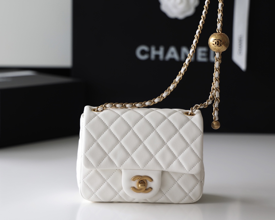 Chanel Classic Flap Bag Bolsos cruzados y bandoleras Blanco Acero completo Piel de oveja Mini