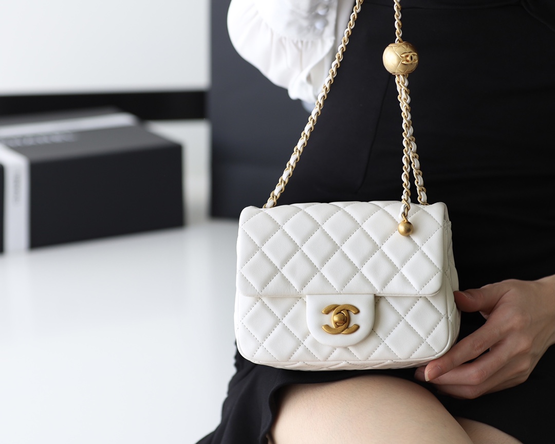 Chanel Flap Bag CF Mini羊皮方胖子金球包 AS1786白色