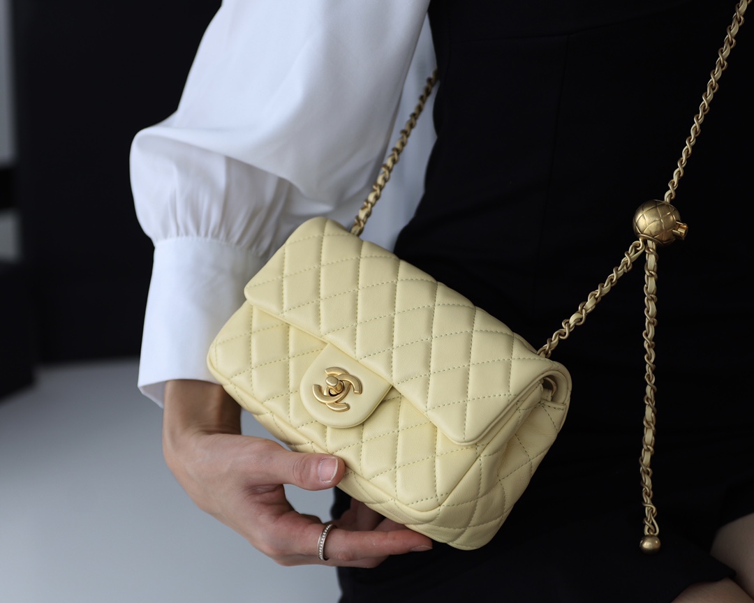 Chanel Flap Bag CF羊皮大Mini金球包 AS1787鹅蛋黄