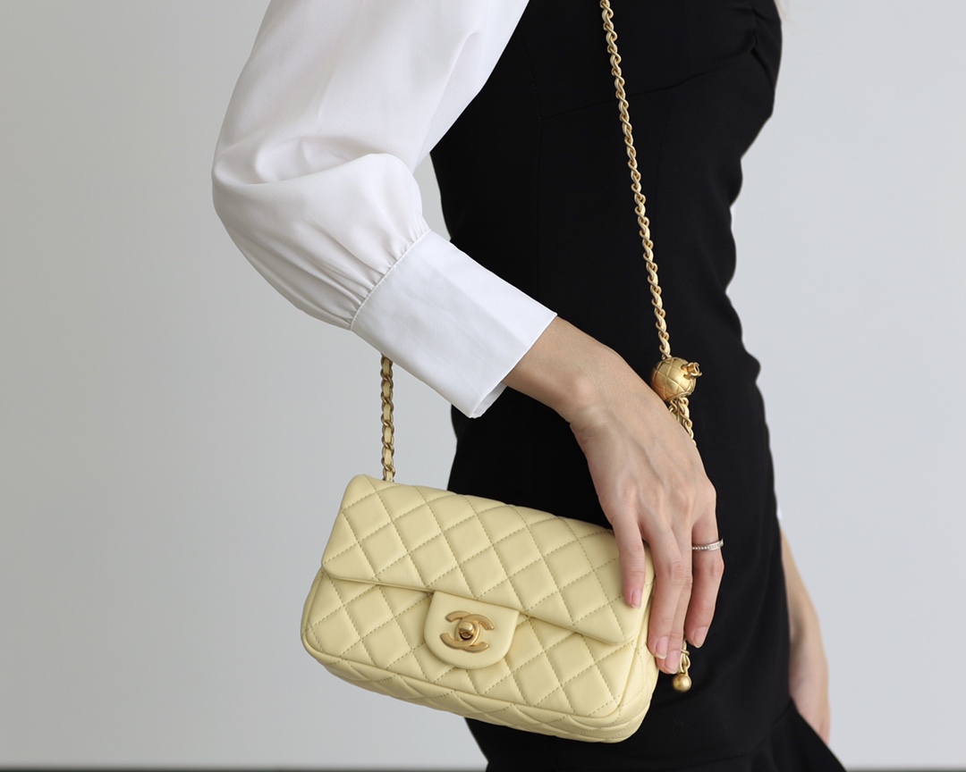 Chanel Flap Bag CF羊皮大Mini金球包 AS1787鹅蛋黄