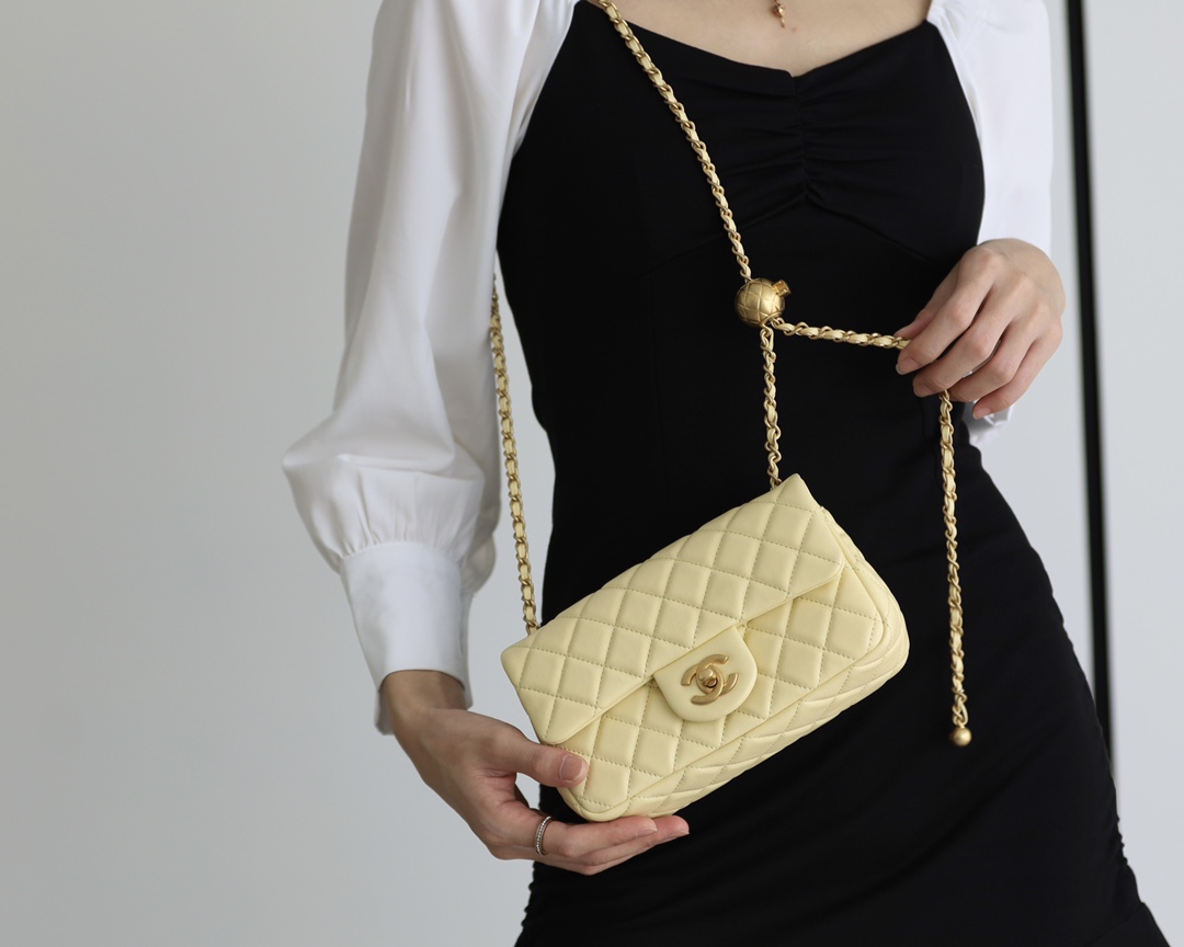 Chanel Flap Bag CF羊皮大Mini金球包 AS1787鹅蛋黄