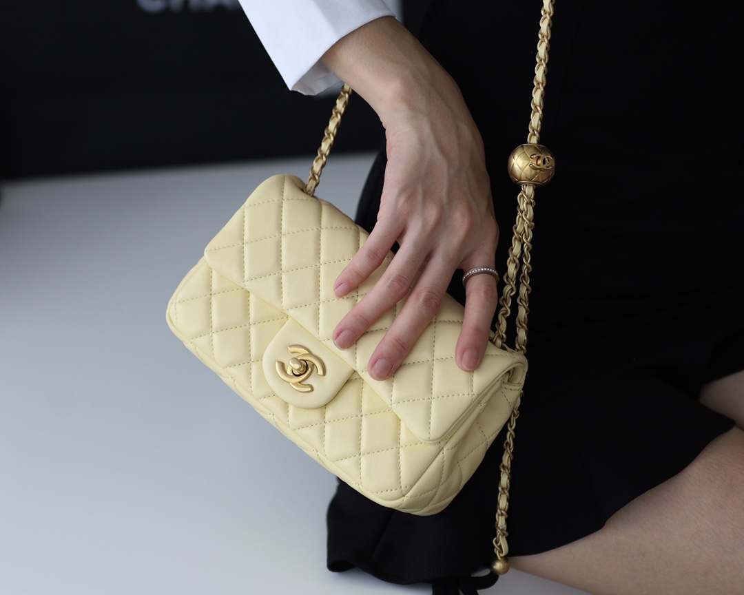 Chanel Flap Bag CF羊皮大Mini金球包 AS1787鹅蛋黄