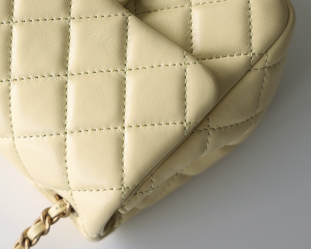 Chanel Flap Bag CF Mini羊皮方胖子金球包 AS1786鹅蛋黄