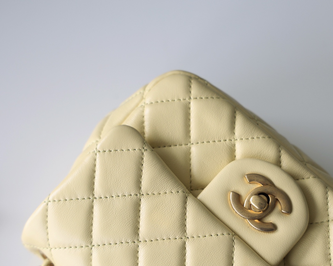 Chanel Flap Bag CF Mini羊皮方胖子金球包 AS1786鹅蛋黄