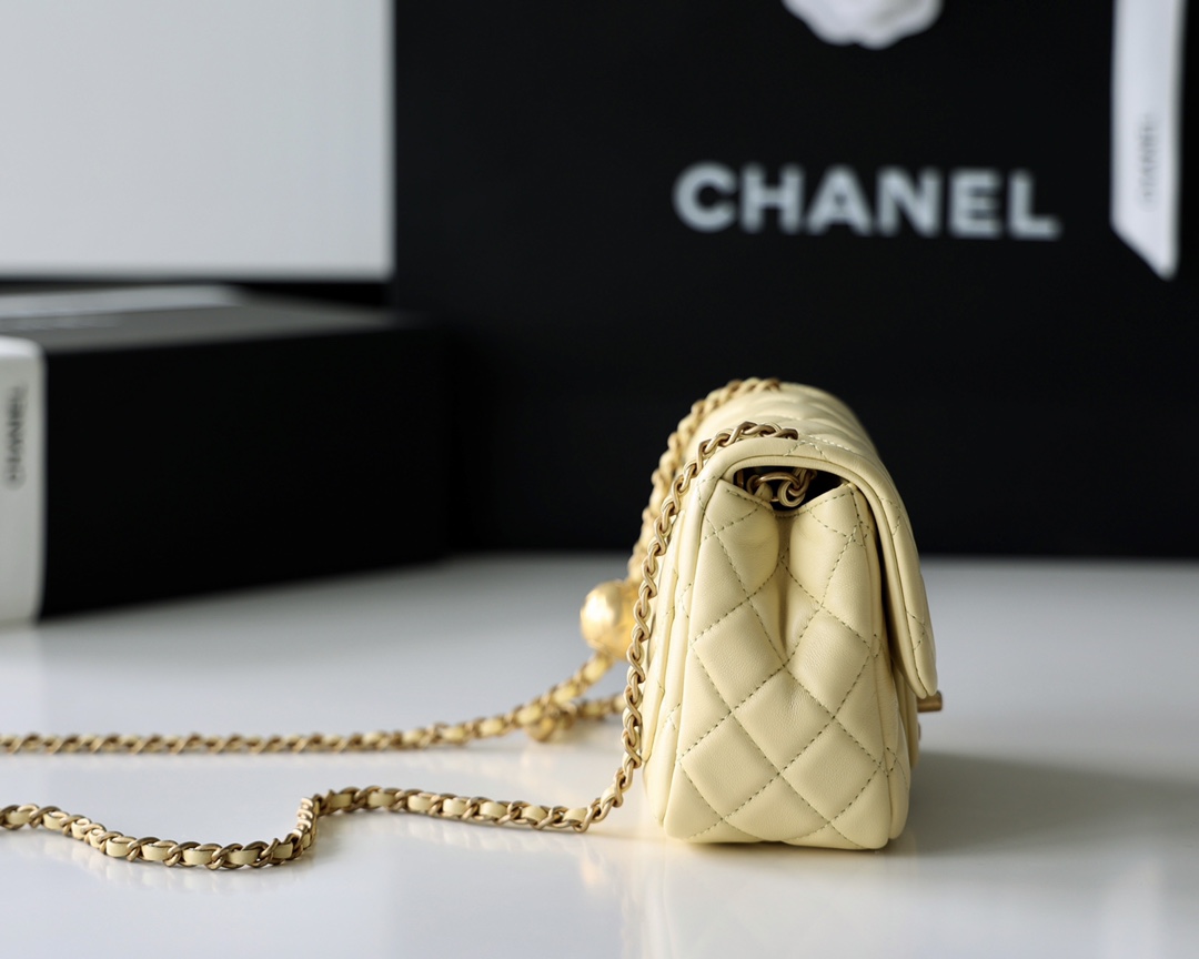 Chanel Flap Bag CF Mini羊皮方胖子金球包 AS1786鹅蛋黄