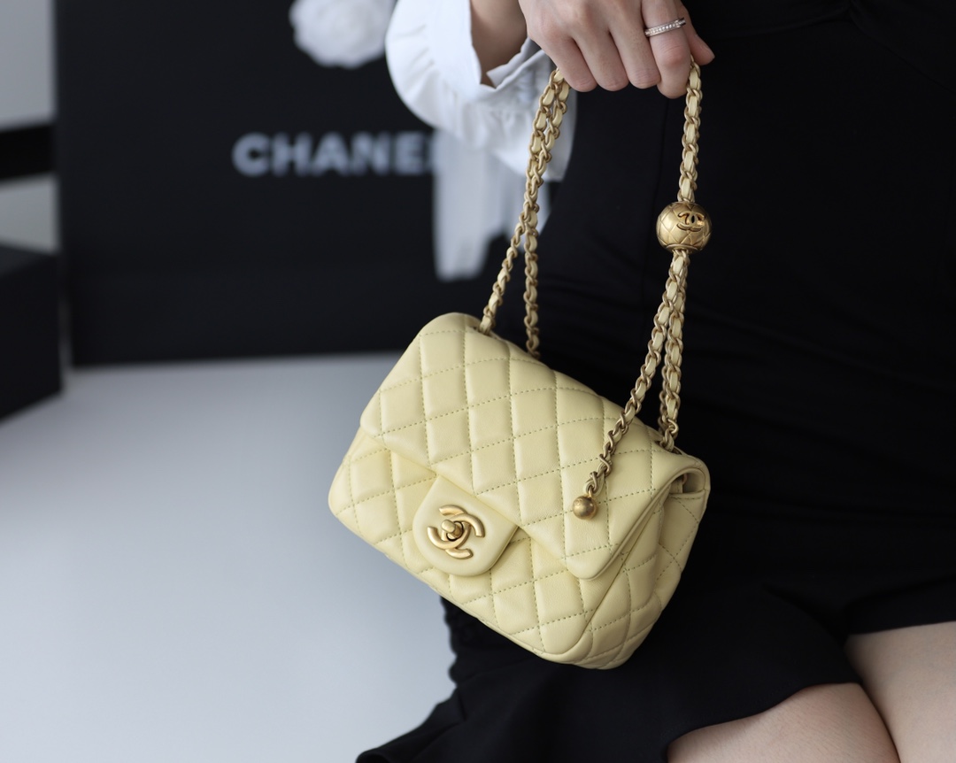 Chanel Flap Bag CF Mini羊皮方胖子金球包 AS1786鹅蛋黄