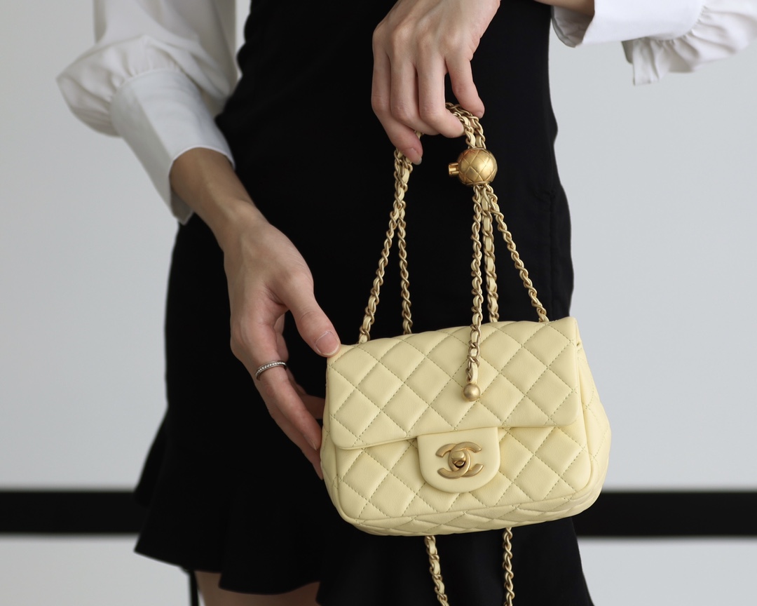 Chanel Flap Bag CF Mini羊皮方胖子金球包 AS1786鹅蛋黄