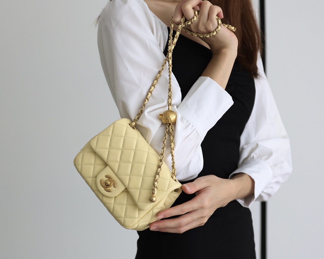 Chanel Flap Bag CF Mini羊皮方胖子金球包 AS1786鹅蛋黄