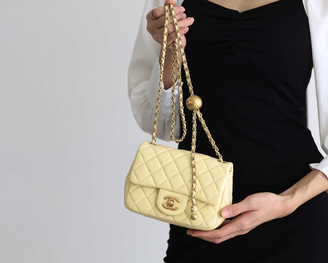 Chanel Flap Bag CF Mini羊皮方胖子金球包 AS1786鹅蛋黄