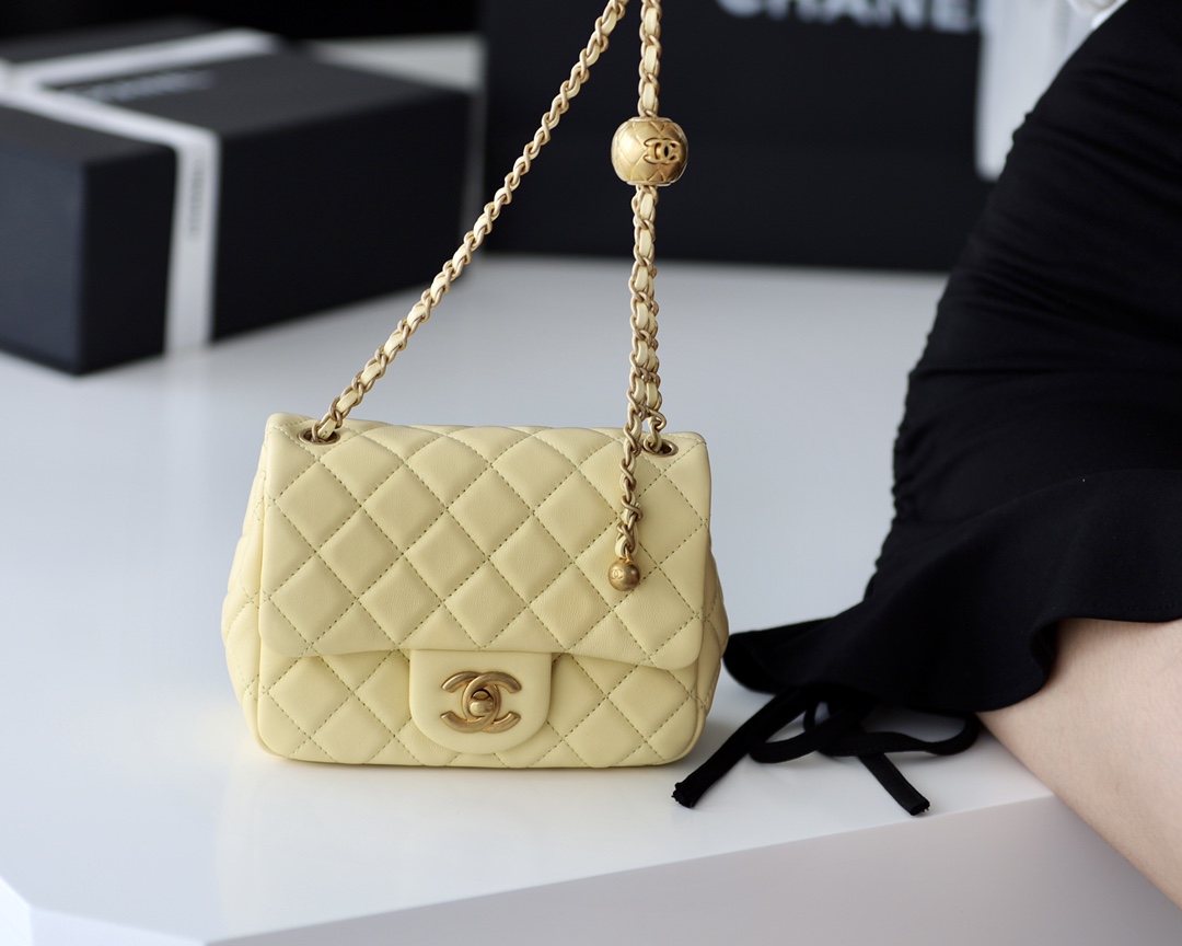 Chanel Flap Bag CF Mini羊皮方胖子金球包 AS1786鹅蛋黄