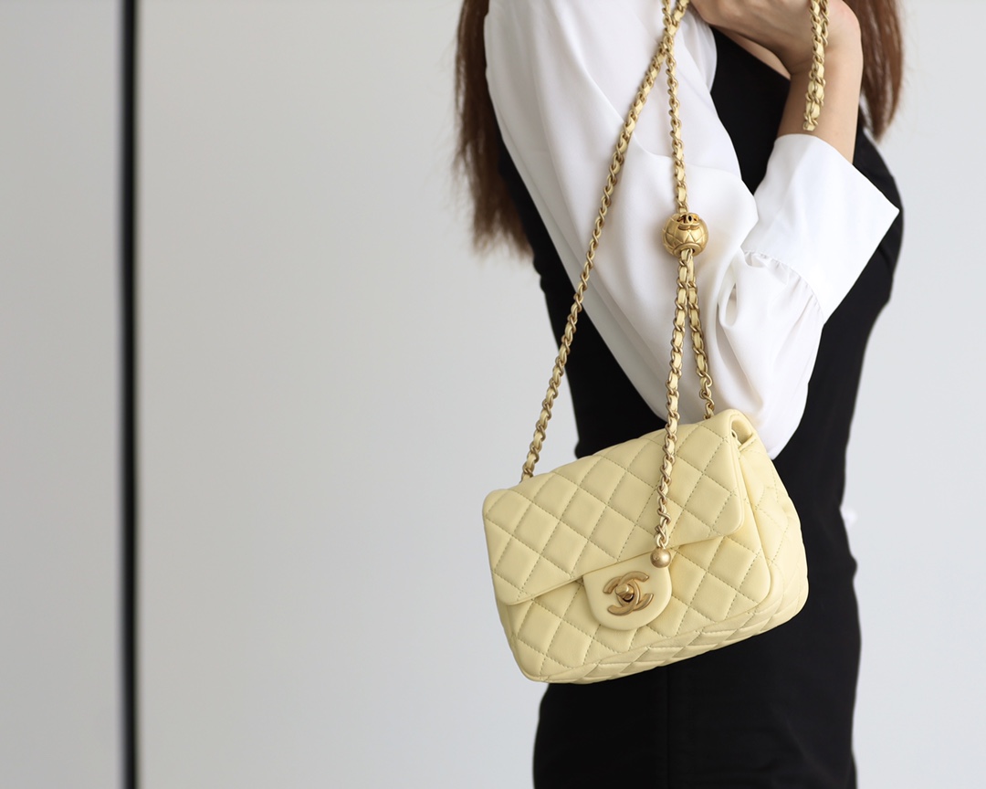 Chanel Flap Bag CF Mini羊皮方胖子金球包 AS1786鹅蛋黄
