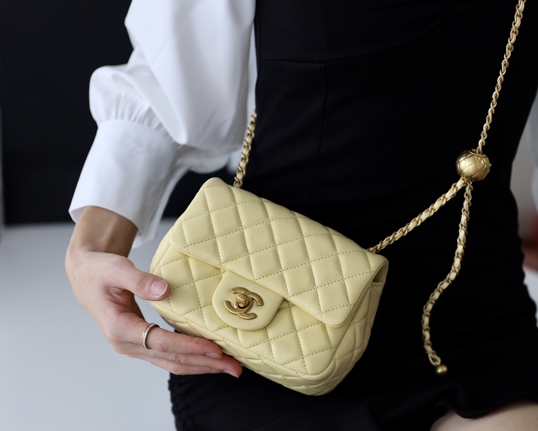 Chanel Flap Bag CF Mini羊皮方胖子金球包 AS1786鹅蛋黄