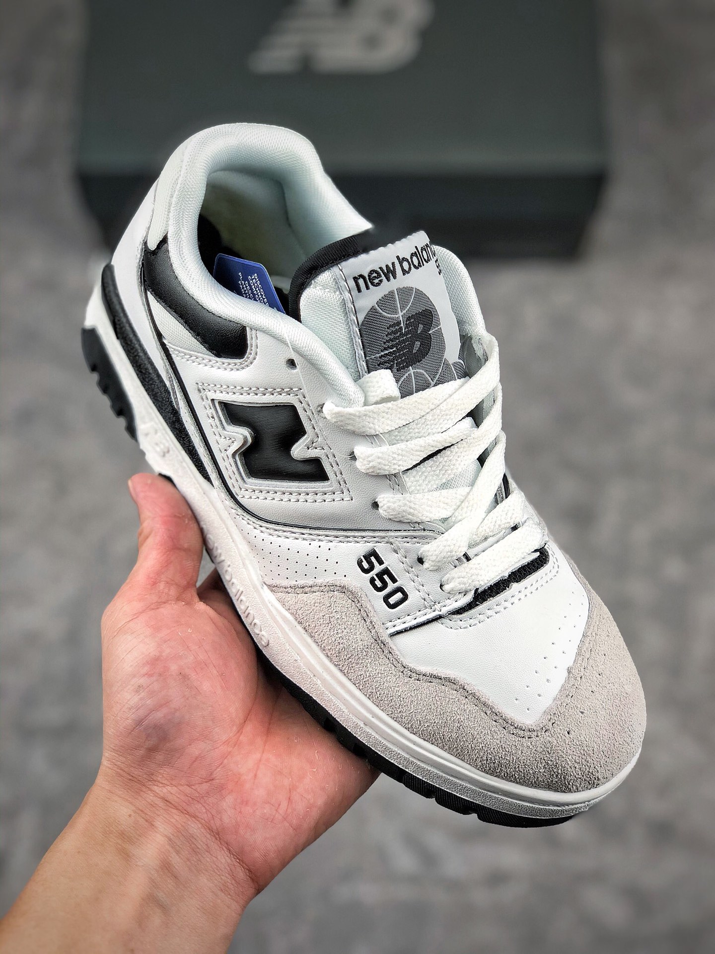  终端放店
独家实拍年度最强爆款复古新选择，NB新百伦New Balance BB550系列经典复古低帮休闲运动篮球板鞋 货号：BB550WT1 
#完全按照原鞋开发 区别市面先行版本
#可接受全方位无死角对比
#采用丝光猪巴革拼接牛培皮鞋面材质
#厚实耐磨橡胶缓震大底
尺码：36 37 37.5 38 38.5 39 40 40.5 41.5 42 42.5 43 44 45