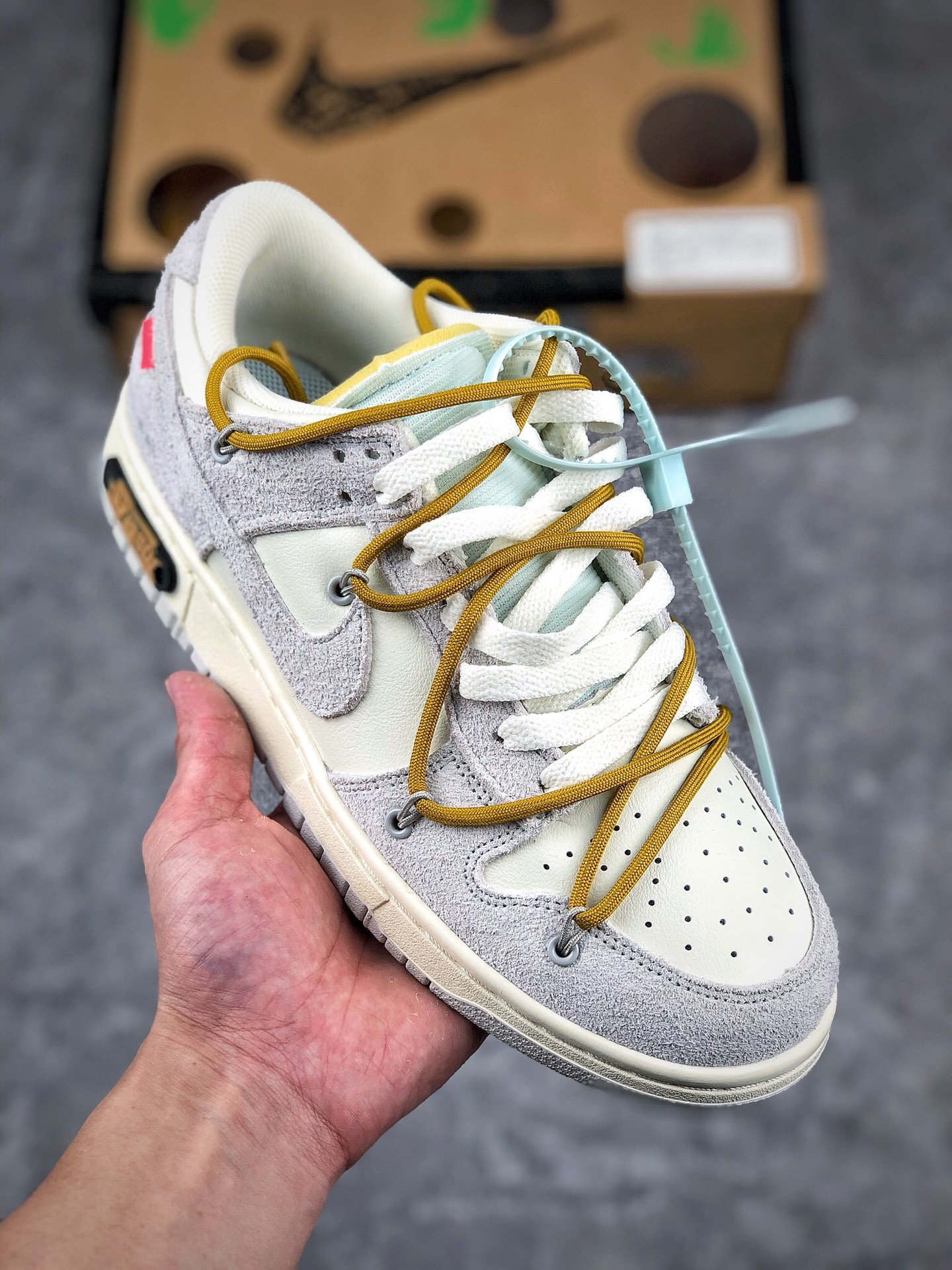  终端放货
独家实拍Off-White x Nk Dunk Low“12 of 50”OW 麂皮 SB扣碎篮板时尚休闲板鞋 DJ0950-118
尺码：36 36.5 37.5 38 38.5 39 40 40.5 41 42 42.5 43 44 44.5 45