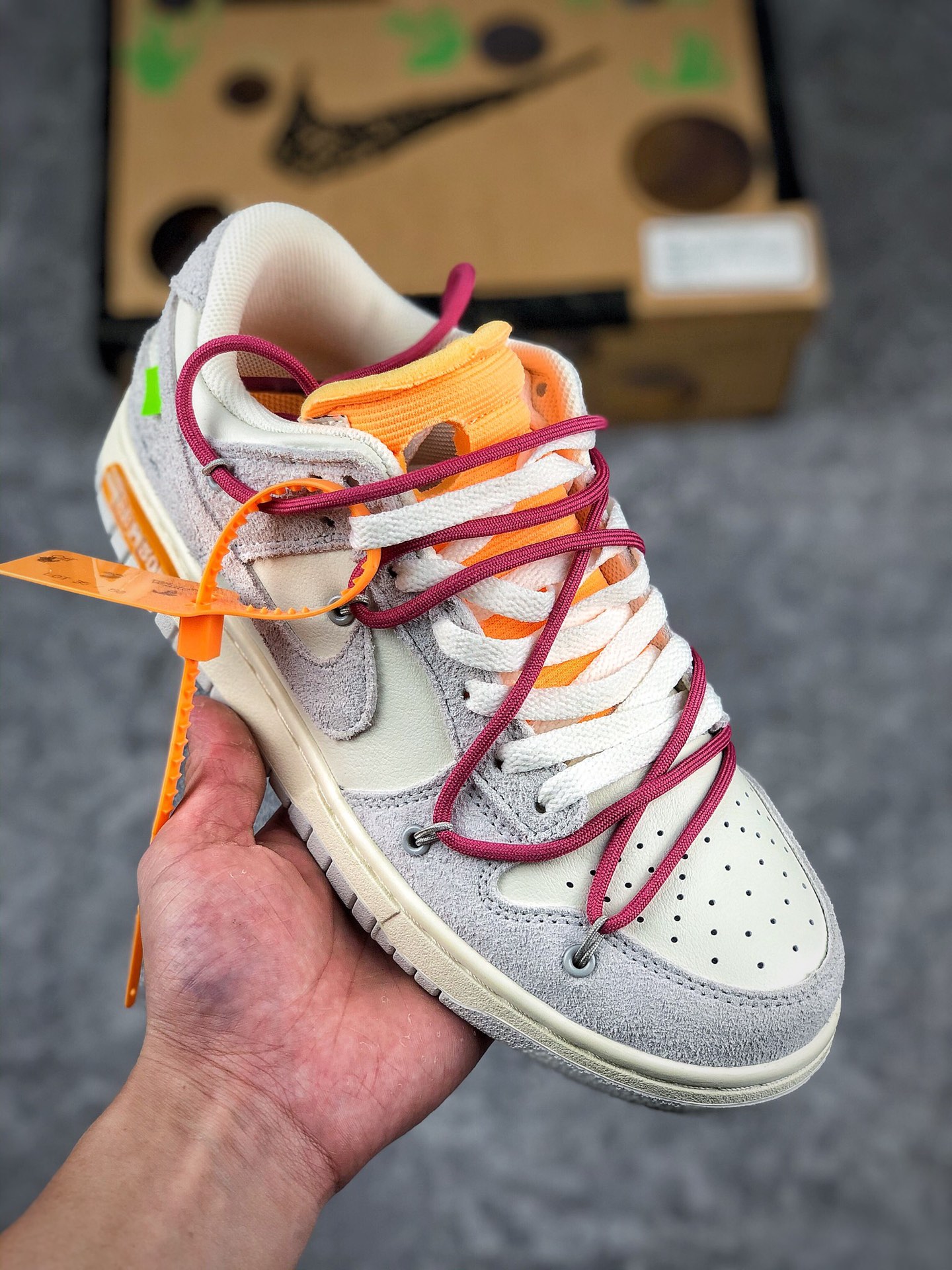  终端放货
独家实拍Off-White x Nk Dunk Low“12 of 50”OW 麂皮 SB扣碎篮板时尚休闲板鞋 DJ0950-118
尺码：36 36.5 37.5 38 38.5 39 40 40.5 41 42 42.5 43 44 44.5 45