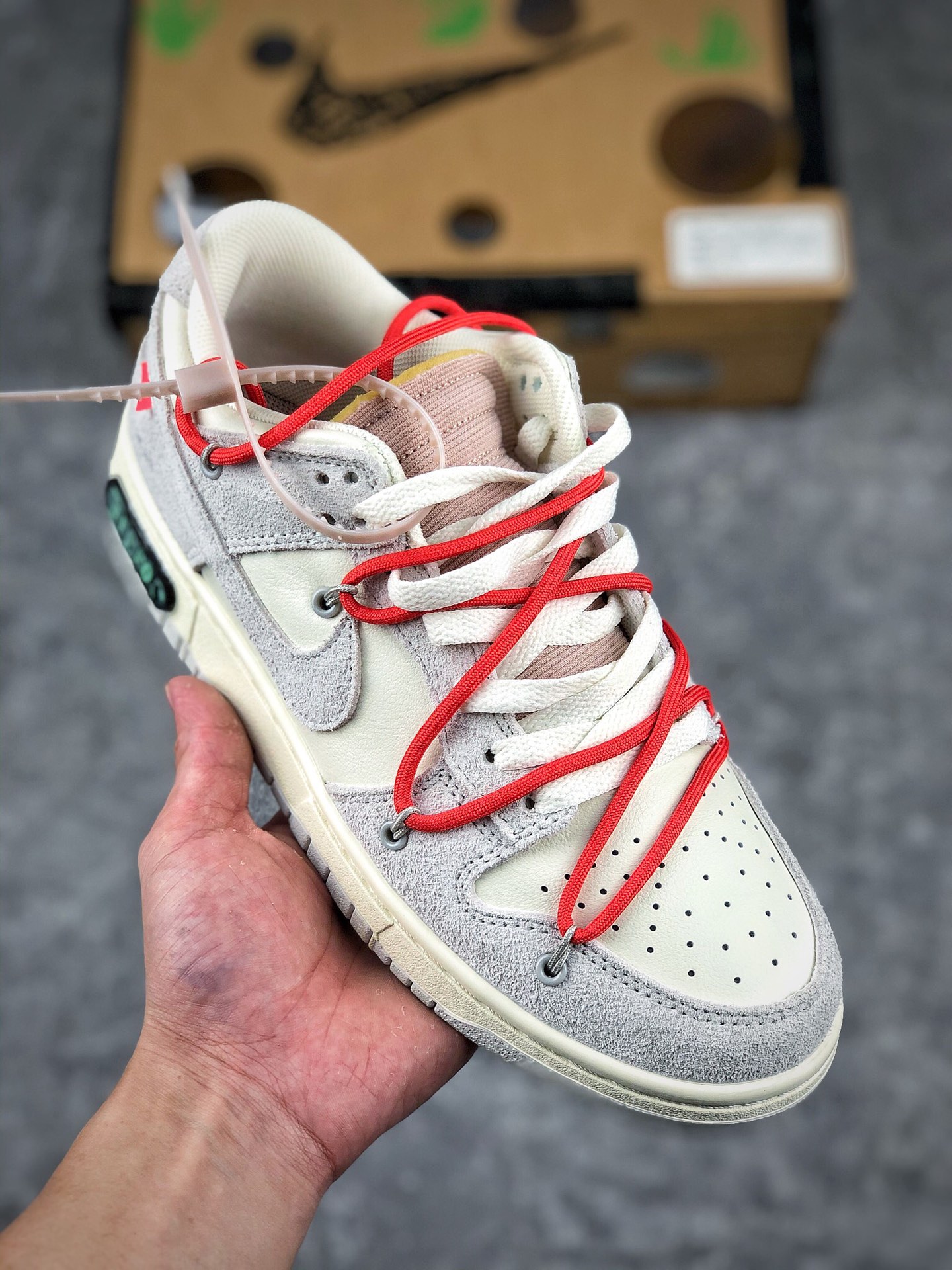  终端放货
独家实拍Off-White x Nk Dunk Low“12 of 50”OW 麂皮 SB扣碎篮板时尚休闲板鞋 DJ0950-118
尺码：36 36.5 37.5 38 38.5 39 40 40.5 41 42 42.5 43 44 44.5 45