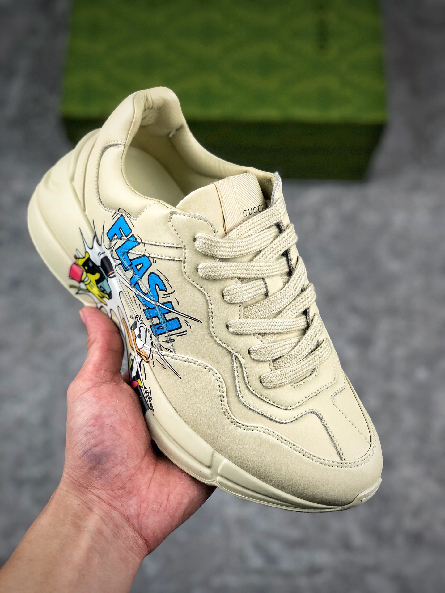  核心放店
Gucci Rhyton Vintage Trainer Sneaker 充正版本
代购级混卖版本 完美复刻绿盒升级
古驰老爹5D皮革角状复古慢跑鞋
#全套专柜包装物及配件 外盒标嵌入核心防伪芯片装置，秒杀市面任何版本！
#意大利手工代工厂原楦 原面小牛皮，内里小羊皮同源出厂定制真丝绸防尘鞋套袋
#原装雪梨形超软沙绒纸团 细节制造精品
#专柜一致双透明贴标，尺码+长度。说明书单独贴附在外盒标上
#原装代工底厂数据复模，配比还原度96%，回弹MD中底，加耐磨TPR耐磨外底（抗磨缓震）
尺码：35 36 37 38 39 40 41 42 43 44