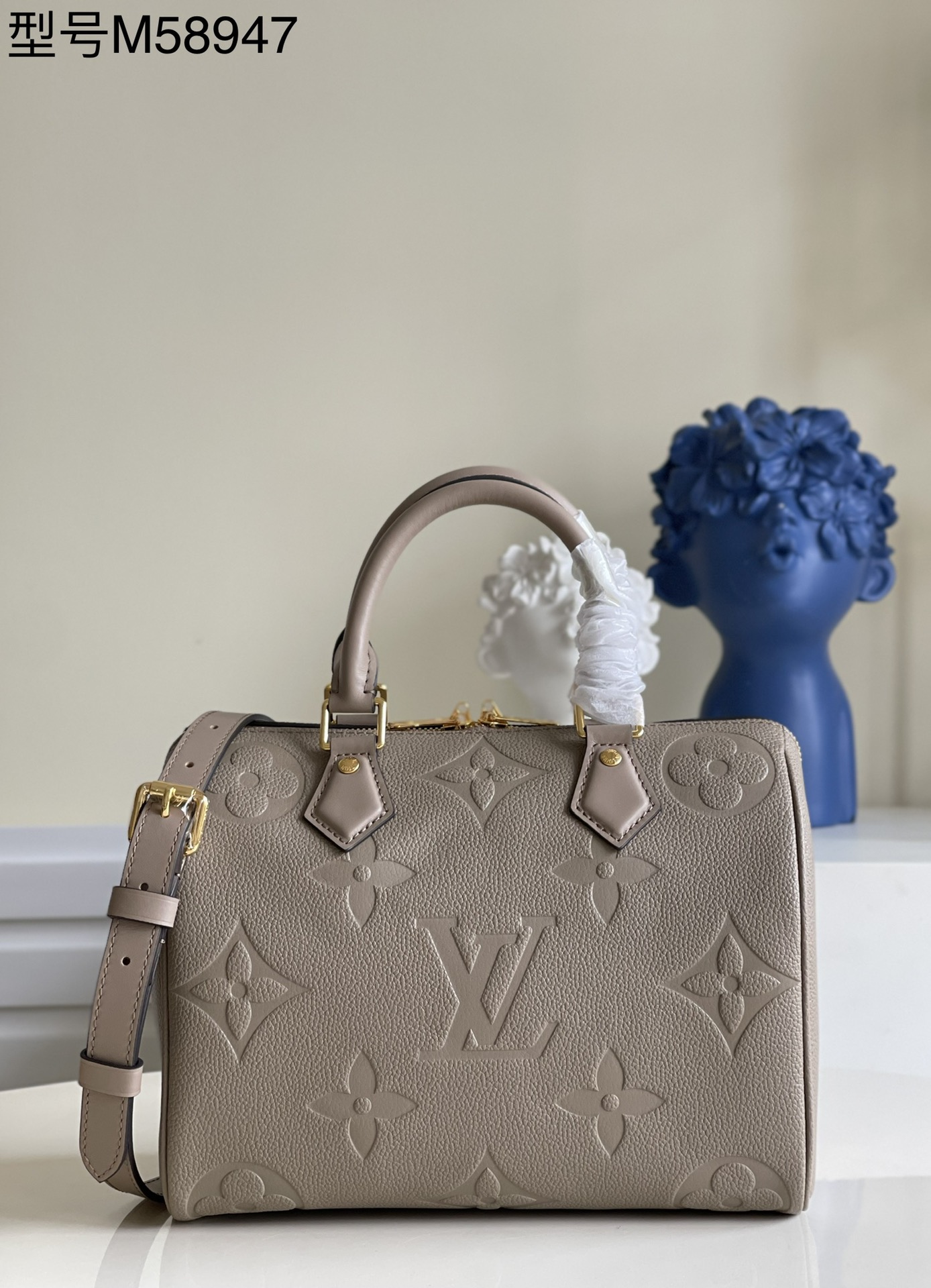 NO:402522,【Exclusive real photo M58947 khaki】 Speedy Bandoulière 25 handbag, Monogram Empreinte leather imprinted with oversized LV letters, straps for added crossbody option. Size 25.0 x 19.0 x 15.0 cm (Length x Height x Width).J.950,LV【Original Leather】,louis vuitton19860909【独家实拍M58947卡其】Speedy Bandoulière 25 手袋,Monogram Empreinte 皮革压印超大 LV 字母,可肩带增添斜挎选择.尺寸25.0 x 19.0 x 15.0 厘米 (长 x 高 x 宽).J.950,LV【原厂皮】,louis vuitton,Bag