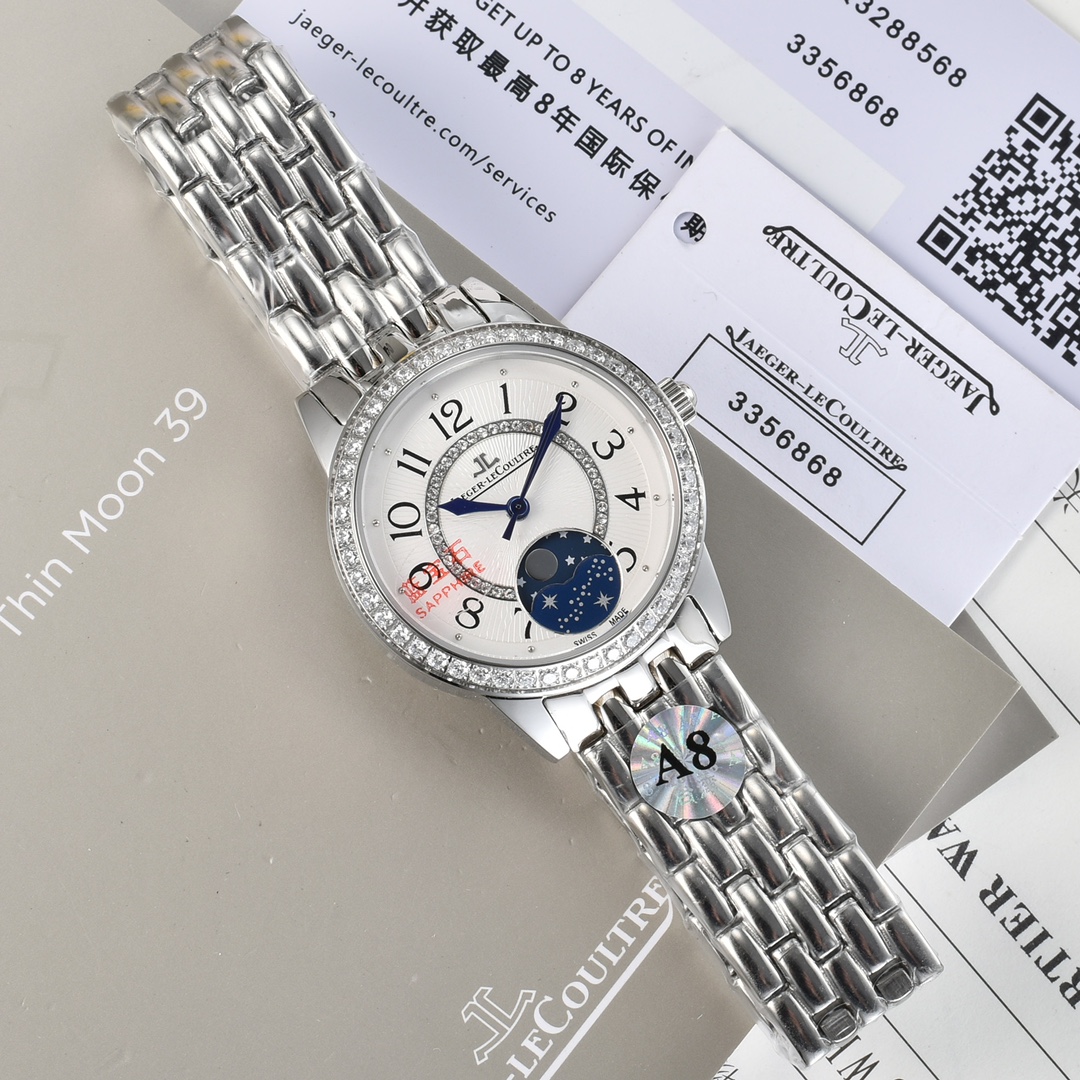 💰320 
台湾厂出品 2021年最新限量版 积家 约会大师 💗月相款💗 一个月走一圈月相👍
台湾厂立体数字！三码合一👍 （搭配原装表扣凸出立体Logo ✅ ）质量杠杠！
把头、后盖、于正品一致！你值得拥有！
壳套：珠宝💎镶钻表壳、316L精钢！
玻璃：采用蓝宝石水晶表镜
表带：进口意大利牛皮🐂 🐊美洲鳄鱼皮表带🐊
尺寸：直径33mm，厚度9.0mm
机芯：日本进口机芯！