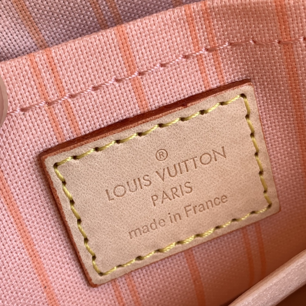 【原厂特惠】💰930 m41604
中号尺寸31.0 x 28.5 x 14.0 cm 
粉色内衬/白棋格子。L&V款继续上新了😘。很郑重的告诉大家我们家的这款购物袋100%不同于市场！市面上100%没有得卖！说啥我们的贵当你拿到手真正瞧下我们货的漂亮程度，你一定会明白说贵都是废话！不下些重本怎么可能做出好东西！再说了我给你保证这是100%专柜PVC料，专柜专用五金，专柜正确字体！并且100%专柜用线、做工！