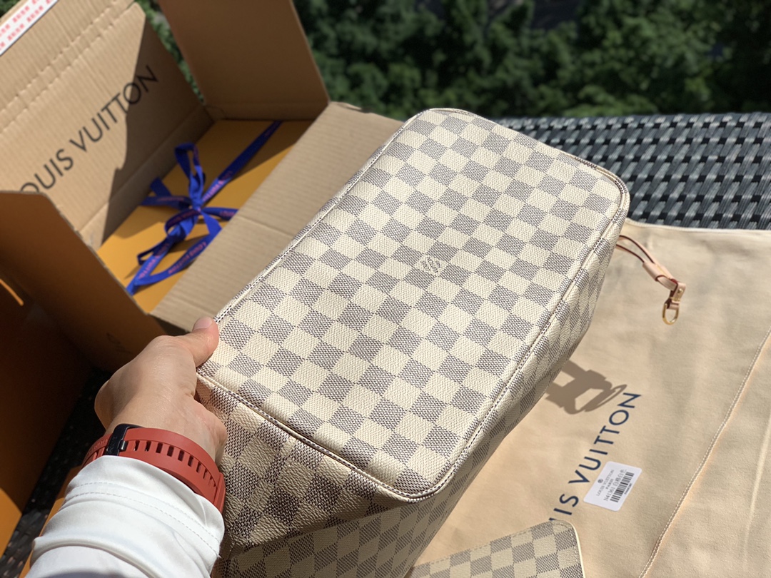 【原厂特惠】💰930 m41604
中号尺寸31.0 x 28.5 x 14.0 cm 
粉色内衬/白棋格子。L&V款继续上新了😘。很郑重的告诉大家我们家的这款购物袋100%不同于市场！市面上100%没有得卖！说啥我们的贵当你拿到手真正瞧下我们货的漂亮程度，你一定会明白说贵都是废话！不下些重本怎么可能做出好东西！再说了我给你保证这是100%专柜PVC料，专柜专用五金，专柜正确字体！并且100%专柜用线、做工！