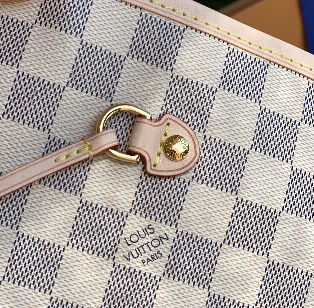 【原厂特惠】💰930 m41604
中号尺寸31.0 x 28.5 x 14.0 cm 
粉色内衬/白棋格子。L&V款继续上新了😘。很郑重的告诉大家我们家的这款购物袋100%不同于市场！市面上100%没有得卖！说啥我们的贵当你拿到手真正瞧下我们货的漂亮程度，你一定会明白说贵都是废话！不下些重本怎么可能做出好东西！再说了我给你保证这是100%专柜PVC料，专柜专用五金，专柜正确字体！并且100%专柜用线、做工！