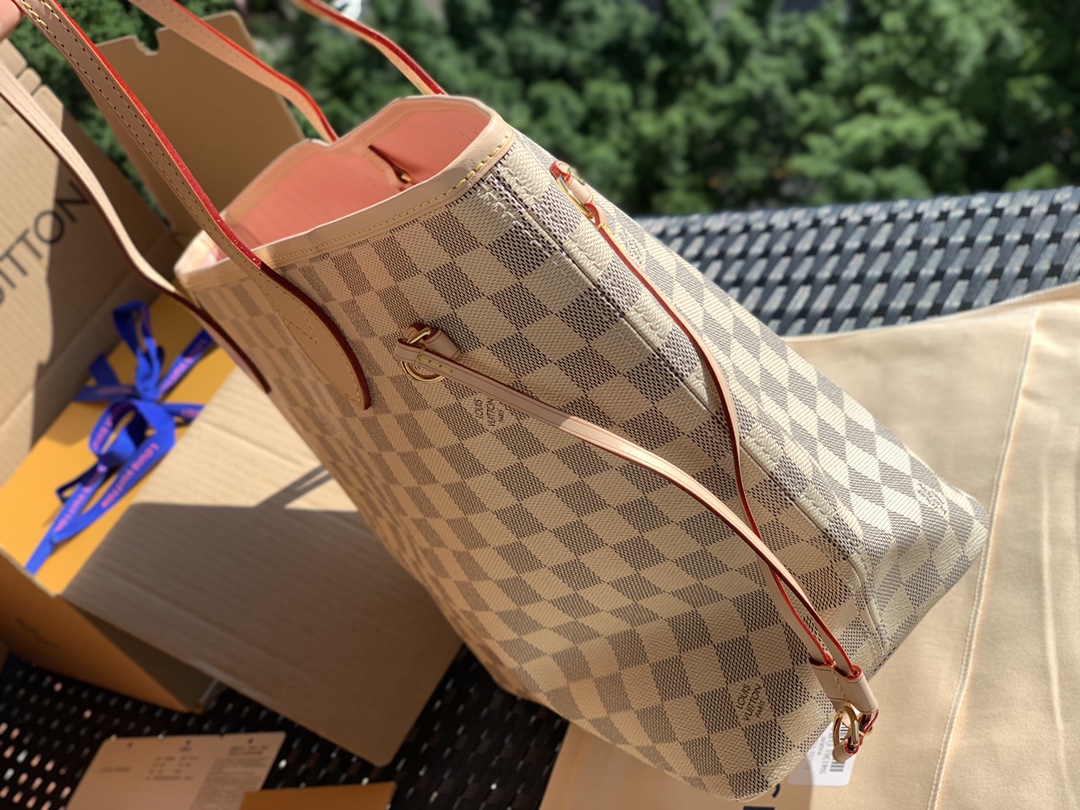 【原厂特惠】💰930 m41604
中号尺寸31.0 x 28.5 x 14.0 cm 
粉色内衬/白棋格子。L&V款继续上新了😘。很郑重的告诉大家我们家的这款购物袋100%不同于市场！市面上100%没有得卖！说啥我们的贵当你拿到手真正瞧下我们货的漂亮程度，你一定会明白说贵都是废话！不下些重本怎么可能做出好东西！再说了我给你保证这是100%专柜PVC料，专柜专用五金，专柜正确字体！并且100%专柜用线、做工！