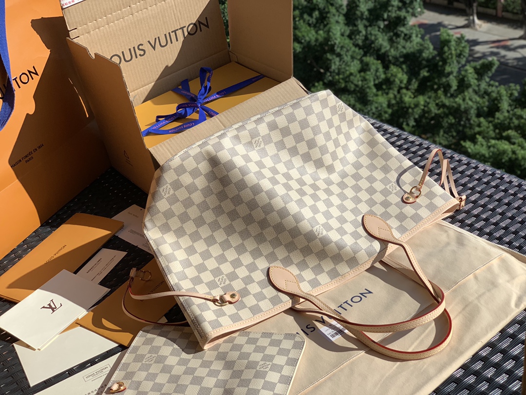 【原厂特惠】💰930 m41604
中号尺寸31.0 x 28.5 x 14.0 cm 
粉色内衬/白棋格子。L&V款继续上新了😘。很郑重的告诉大家我们家的这款购物袋100%不同于市场！市面上100%没有得卖！说啥我们的贵当你拿到手真正瞧下我们货的漂亮程度，你一定会明白说贵都是废话！不下些重本怎么可能做出好东西！再说了我给你保证这是100%专柜PVC料，专柜专用五金，专柜正确字体！并且100%专柜用线、做工！