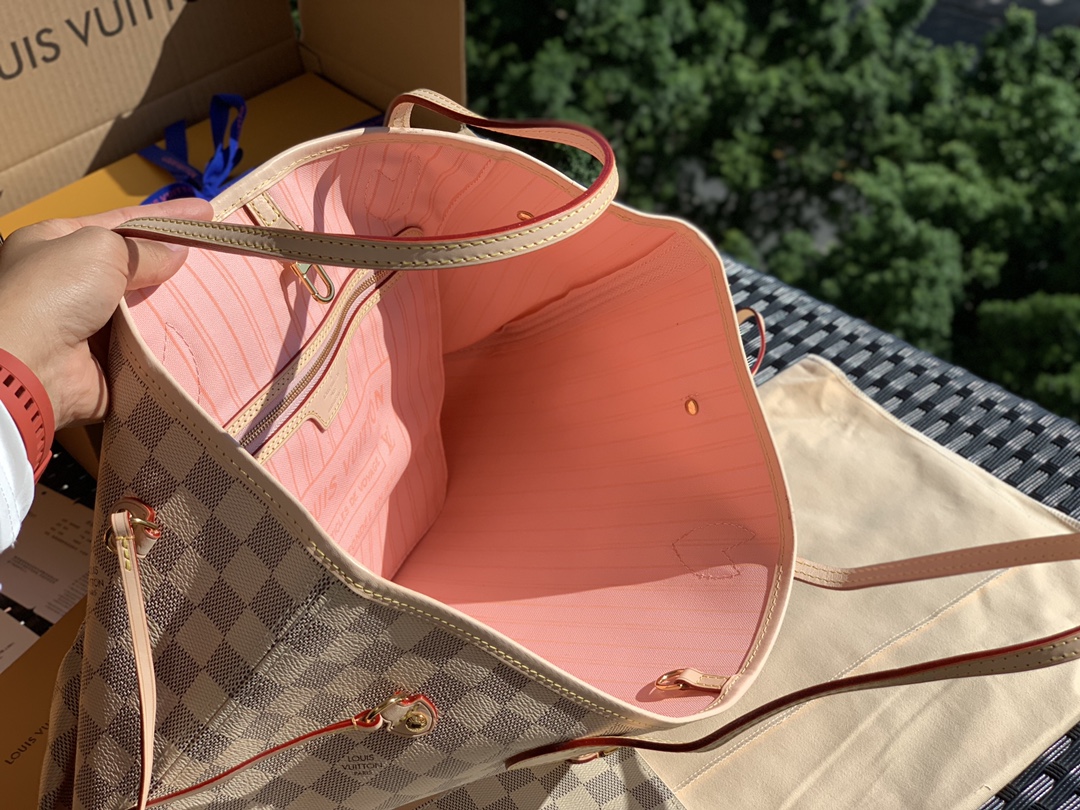 【原厂特惠】💰930 m41604
中号尺寸31.0 x 28.5 x 14.0 cm 
粉色内衬/白棋格子。L&V款继续上新了😘。很郑重的告诉大家我们家的这款购物袋100%不同于市场！市面上100%没有得卖！说啥我们的贵当你拿到手真正瞧下我们货的漂亮程度，你一定会明白说贵都是废话！不下些重本怎么可能做出好东西！再说了我给你保证这是100%专柜PVC料，专柜专用五金，专柜正确字体！并且100%专柜用线、做工！