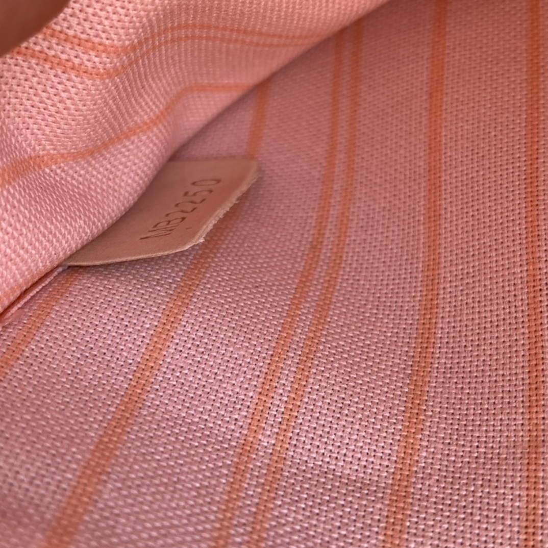 【原厂特惠】💰930 m41604
中号尺寸31.0 x 28.5 x 14.0 cm 
粉色内衬/白棋格子。L&V款继续上新了😘。很郑重的告诉大家我们家的这款购物袋100%不同于市场！市面上100%没有得卖！说啥我们的贵当你拿到手真正瞧下我们货的漂亮程度，你一定会明白说贵都是废话！不下些重本怎么可能做出好东西！再说了我给你保证这是100%专柜PVC料，专柜专用五金，专柜正确字体！并且100%专柜用线、做工！