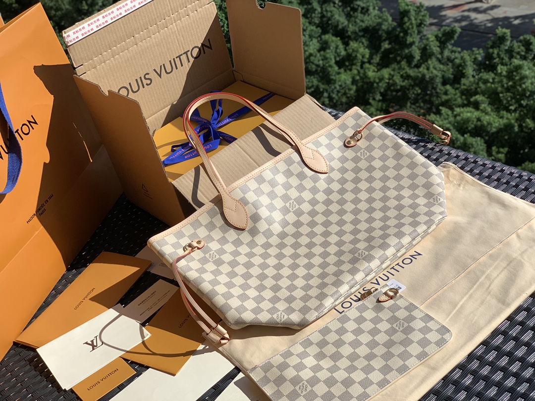 【原厂特惠】💰930 m41604
中号尺寸31.0 x 28.5 x 14.0 cm 
粉色内衬/白棋格子。L&V款继续上新了😘。很郑重的告诉大家我们家的这款购物袋100%不同于市场！市面上100%没有得卖！说啥我们的贵当你拿到手真正瞧下我们货的漂亮程度，你一定会明白说贵都是废话！不下些重本怎么可能做出好东西！再说了我给你保证这是100%专柜PVC料，专柜专用五金，专柜正确字体！并且100%专柜用线、做工！