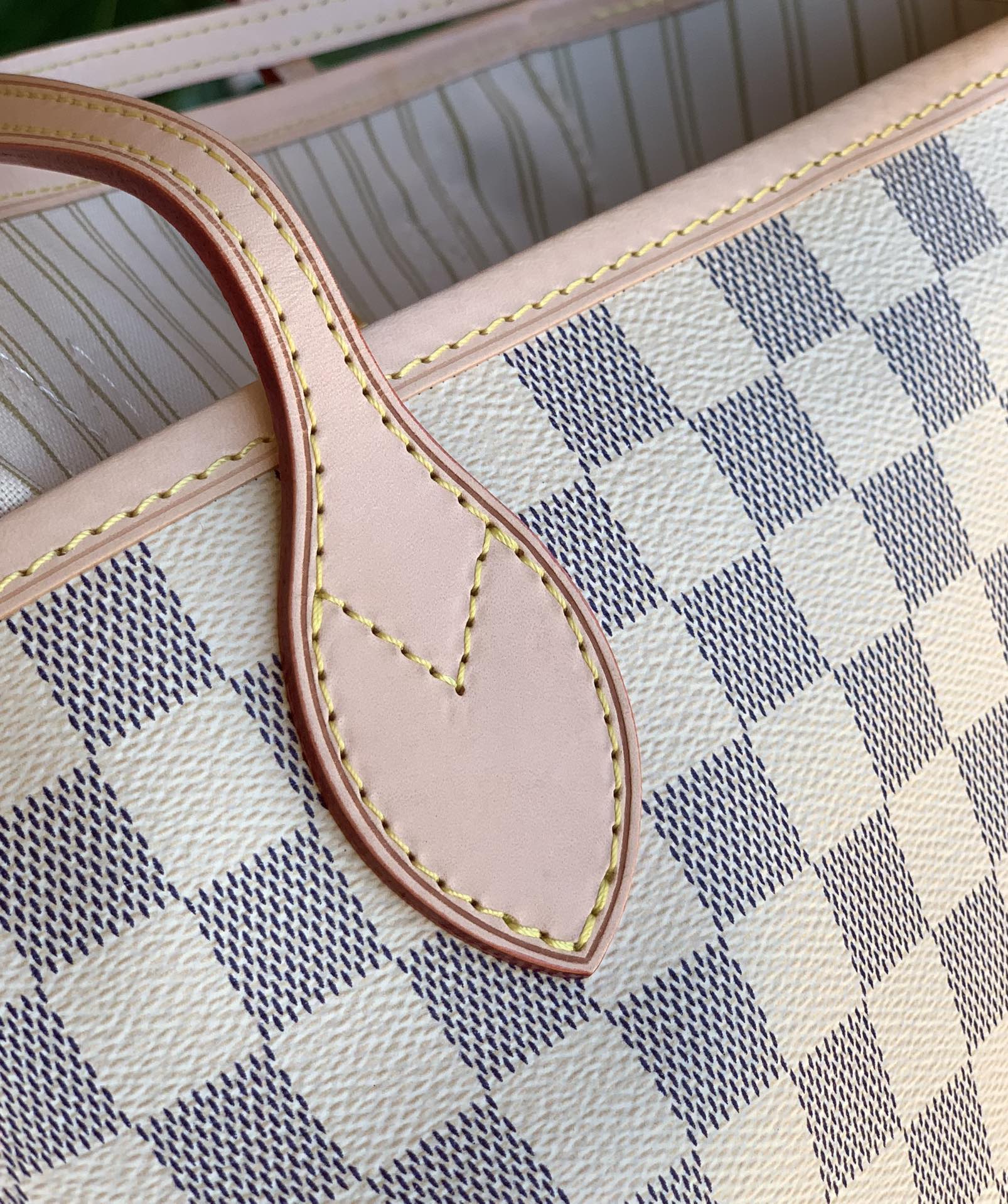 【原厂特惠】💰930 m41360
中号 尺寸31*28*14cm 米黄色内衬/白棋盘格  Neverfull购物袋！原厂渠道！！ Neverfull 中号购物袋，上班出差旅游购物必备的实用包款。采用进口专柜面料。好材料做好包，收到一定赞不绝口！