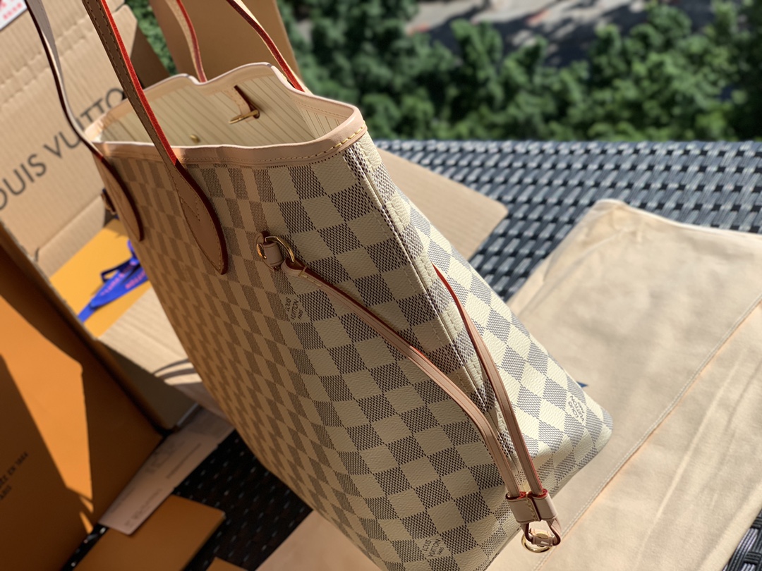 【原厂特惠】💰930 m41360
中号 尺寸31*28*14cm 米黄色内衬/白棋盘格  Neverfull购物袋！原厂渠道！！ Neverfull 中号购物袋，上班出差旅游购物必备的实用包款。采用进口专柜面料。好材料做好包，收到一定赞不绝口！