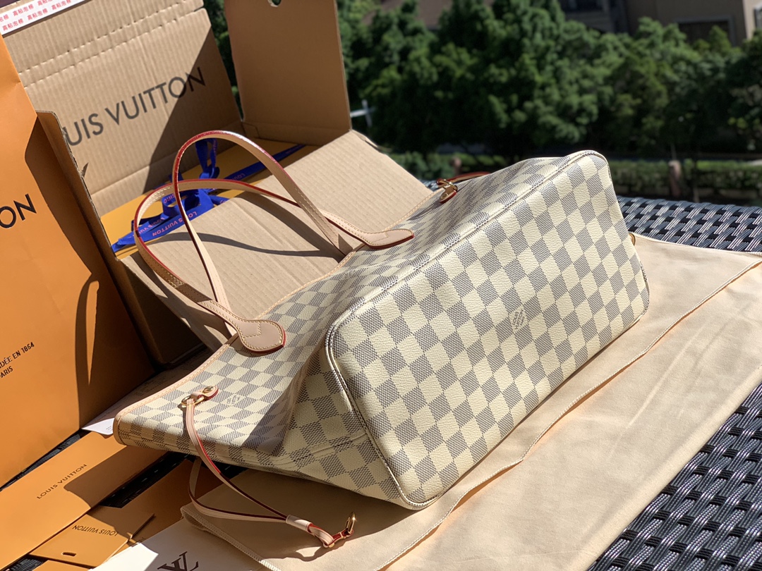 【原厂特惠】💰930 m41360
中号 尺寸31*28*14cm 米黄色内衬/白棋盘格  Neverfull购物袋！原厂渠道！！ Neverfull 中号购物袋，上班出差旅游购物必备的实用包款。采用进口专柜面料。好材料做好包，收到一定赞不绝口！