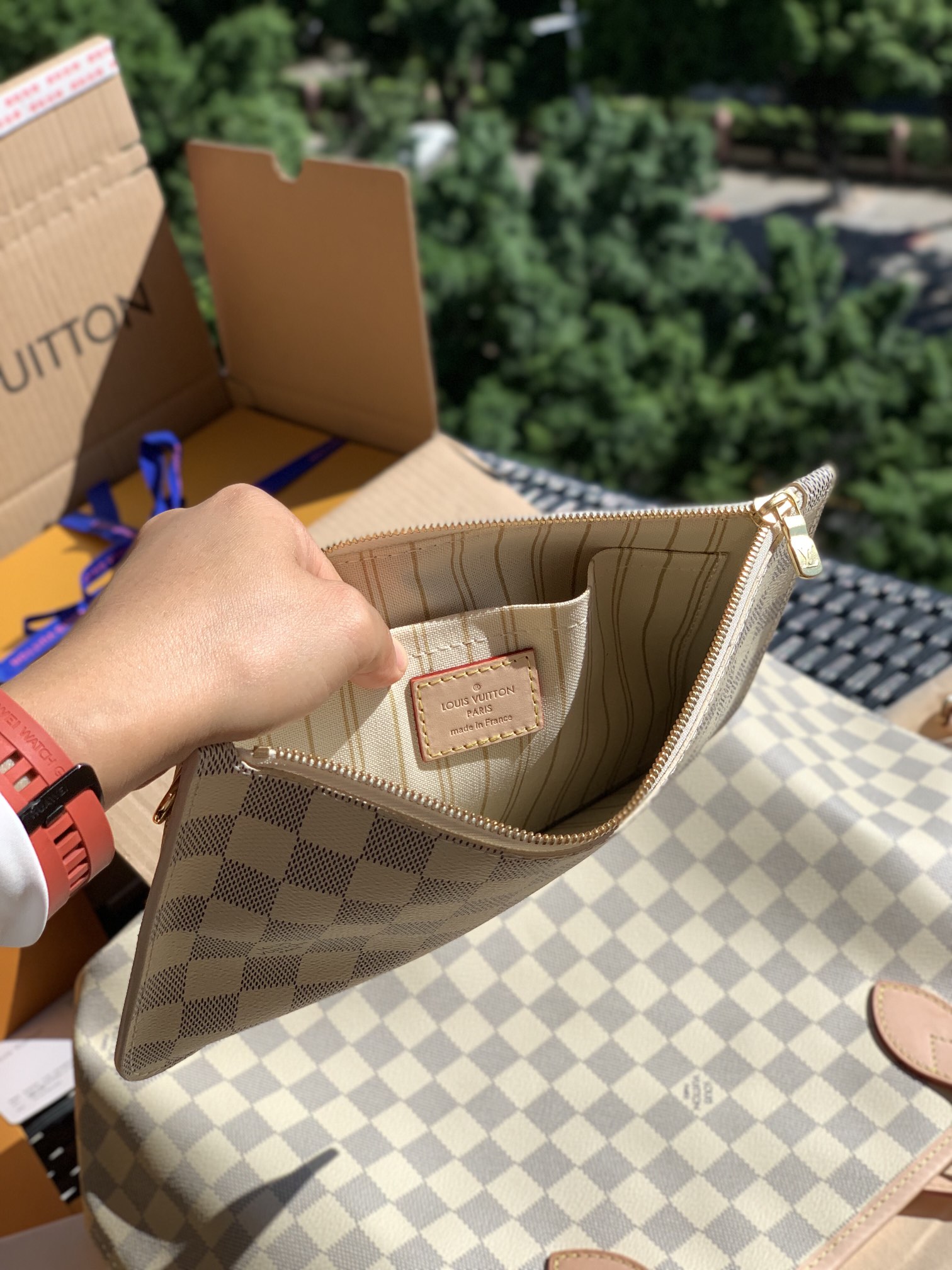 【原厂特惠】💰930 m41360
中号 尺寸31*28*14cm 米黄色内衬/白棋盘格  Neverfull购物袋！原厂渠道！！ Neverfull 中号购物袋，上班出差旅游购物必备的实用包款。采用进口专柜面料。好材料做好包，收到一定赞不绝口！