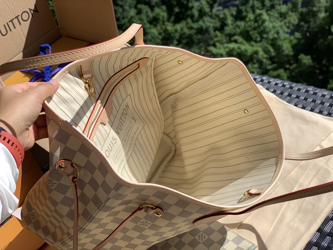 【原厂特惠】💰930 m41360
中号 尺寸31*28*14cm 米黄色内衬/白棋盘格  Neverfull购物袋！原厂渠道！！ Neverfull 中号购物袋，上班出差旅游购物必备的实用包款。采用进口专柜面料。好材料做好包，收到一定赞不绝口！