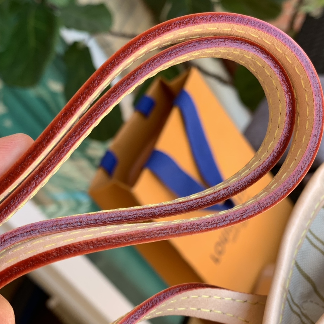 【原厂特惠】💰930 m41360
中号 尺寸31*28*14cm 米黄色内衬/白棋盘格  Neverfull购物袋！原厂渠道！！ Neverfull 中号购物袋，上班出差旅游购物必备的实用包款。采用进口专柜面料。好材料做好包，收到一定赞不绝口！