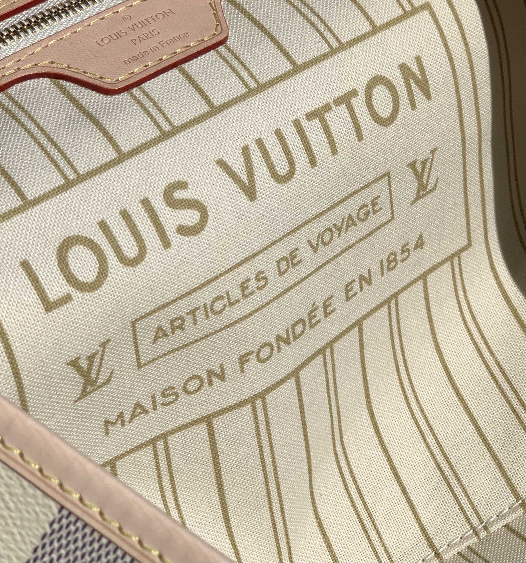 【原厂特惠】💰930 m41360
中号 尺寸31*28*14cm 米黄色内衬/白棋盘格  Neverfull购物袋！原厂渠道！！ Neverfull 中号购物袋，上班出差旅游购物必备的实用包款。采用进口专柜面料。好材料做好包，收到一定赞不绝口！