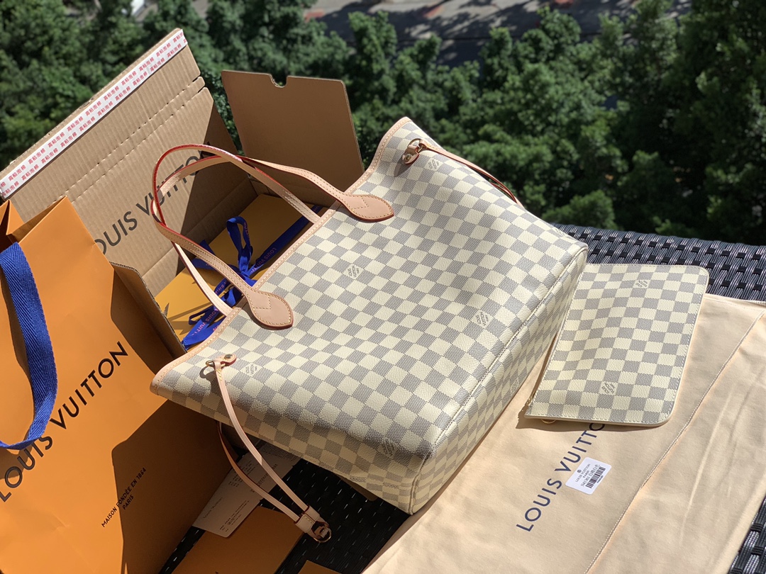 【原厂特惠】💰930 m41360
中号 尺寸31*28*14cm 米黄色内衬/白棋盘格  Neverfull购物袋！原厂渠道！！ Neverfull 中号购物袋，上班出差旅游购物必备的实用包款。采用进口专柜面料。好材料做好包，收到一定赞不绝口！