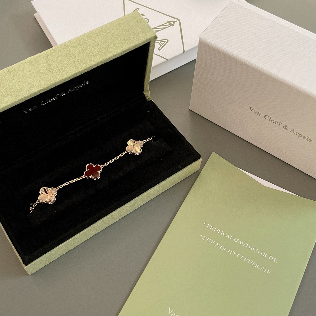 NO:634257,88350, Z 36200, it’s so beautiful, the 21 latest carnelian gold laser series!  Z is a real gold jewelry series, real gold can be customized!  [Seiko Top Edition] In stock, the first batch is limited!  [Five-Flower Carnelian Gold Laser Shooting Necklace] Invincible and perfect craftsmanship. This craftsmanship can be said that many gold products in the K market are not as good as ours. Zoom in and look at each of our stripes. All are CNC machined. More importantly, our C craftsmanship is perfect.  There is no trace of knife marks at all. Just look at it, every cutting surface has no traces of tiny knife cuts. It is all very bright, so it can completely show different pattern effects when viewed from different angles. It is an absolute handicraft and an absolute visual feast!  You can zoom in and take a closer look at other products on the market, even gold products. The stripes are all marked by C-knife. This is a sign that the craftsmanship is not mature and delicate!  Dear friends, you must buy it, the real thing is 10,000 times more beautiful than the picture [let me see][let me see],,bracelet,Cardia high-end jewelry1986090988350,Z 36200,实在是太美了,21最新款红玉髓金镭射系列！Z为真金珠宝系列,可定制真金！【精工顶级版】现货,首批数量有限！【五花红玉髓金镭射手链】无敌完美的工艺,这个工艺,可以说,你拿去K市面很多金货,做工都没有我们的好,放大看我们的每一条条纹,全部CNC过机,更重要的我们C的工艺,完完全全没有一丝刀痕,就是看,每一个切割面没有那种细小的刀切过的痕迹,全部是非常光亮的,因此在不同角度看可以完完全全呈现出不同的花纹效果,绝对的工艺品,绝对的视觉盛宴！ 市面其他货甚至金货,你们都可以放大仔细观察,条纹上都是C刀过的痕迹,这是工艺不醇熟,不细腻的体现！ 宝们,一定要入,实物比图片好看完美一万倍[让我看看][让我看看],,bracelet,卡迪亚高端饰品,Jewelry