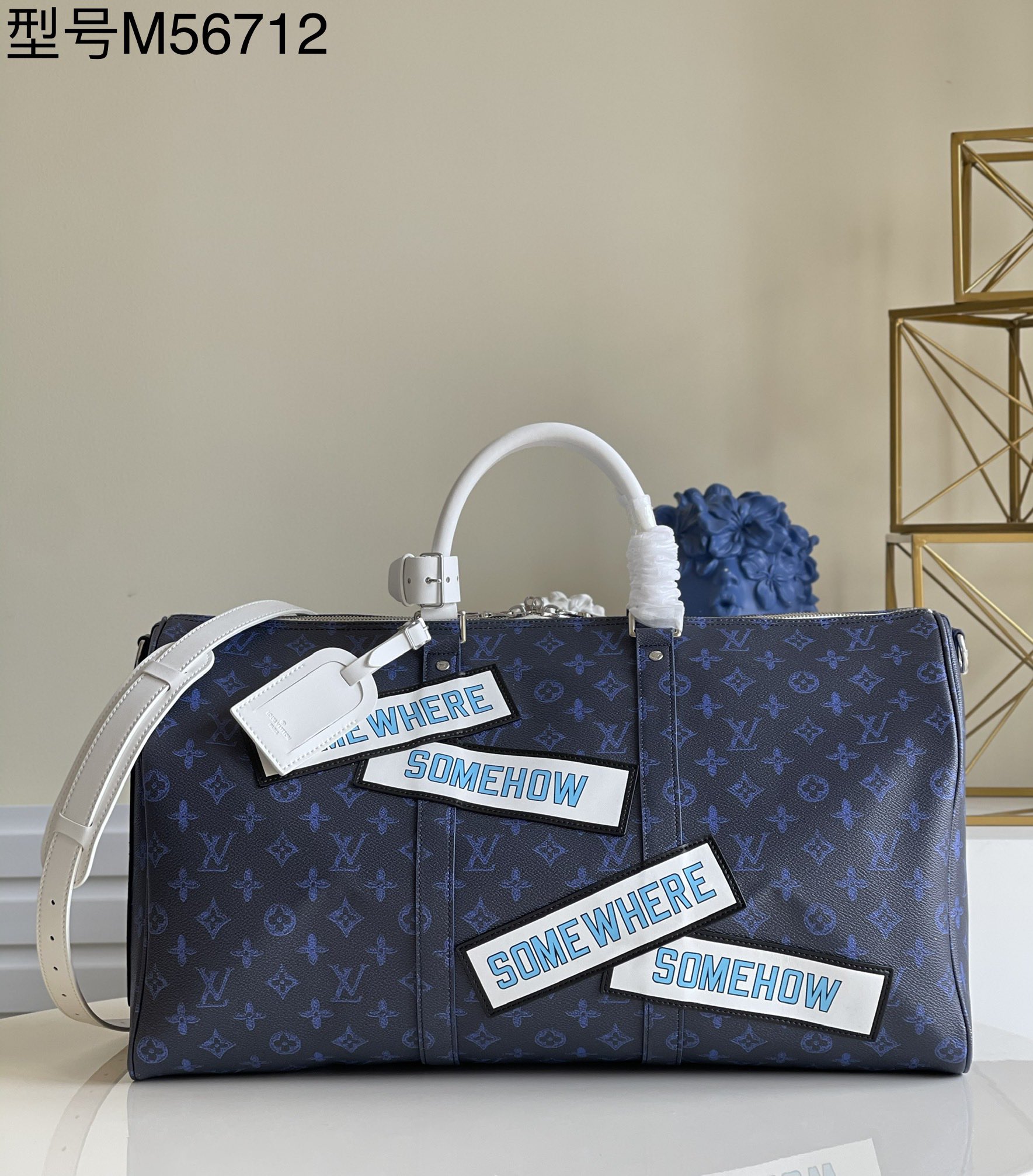 NO:397717,【Exclusive real photo M56712】This Keepall Bandoulière 50 travel bag is made of retro Monogram canvas, expressing the classic concept of American artist Lawrence Weiner, 'Somewhere Somehow', which marks his eye-catching collaboration with Virgil Abloh, paired with leather shoulder straps and top handles. Detailed features 50 x 29 x 23 cm z. 900,LV [original leather],louis vuitton19860909【独家实拍M56712】本款 Keepall Bandoulière 50 旅行袋取材复古 Monogram 帆布,抒写美国艺术家 Lawrence Weiner 的经典理念“Somewhere Somehow（何地,何故）”,标志其与 Virgil Abloh 的瞩目合作,搭配皮革肩带和顶部手柄. 详细特征50 x 29 x 23 厘米 z. 900,LV【原厂皮】,louis vuitton,Bag