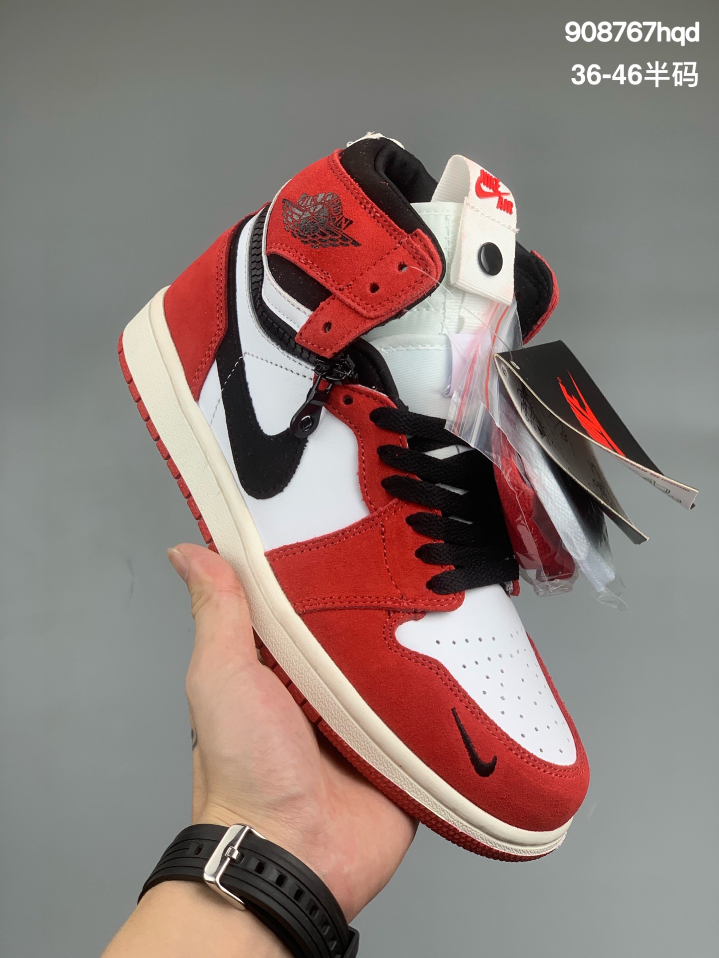 
Air Jordan 1 High Switch 黑红配色拉链拉链设计暗藏玄机，Air Jordan 1 又出新作好看好穿又好玩可以随意拆卸鞋帮鞋舌，进行高低帮变换，还自带说明书，让你不至于手足无措由于绒面以及皮革材质的加入，让整双鞋更具质感同时还在鞋垫后掌嵌入了 Zoom Air 气垫，在一定程度上改善了穿着舒适感货号：CW6576-700尺码：35 36 36.5 37.5 38 38.5 39 40 40.5 41 42 42.5 43 44 44.5 45 46
编码:908767hqd