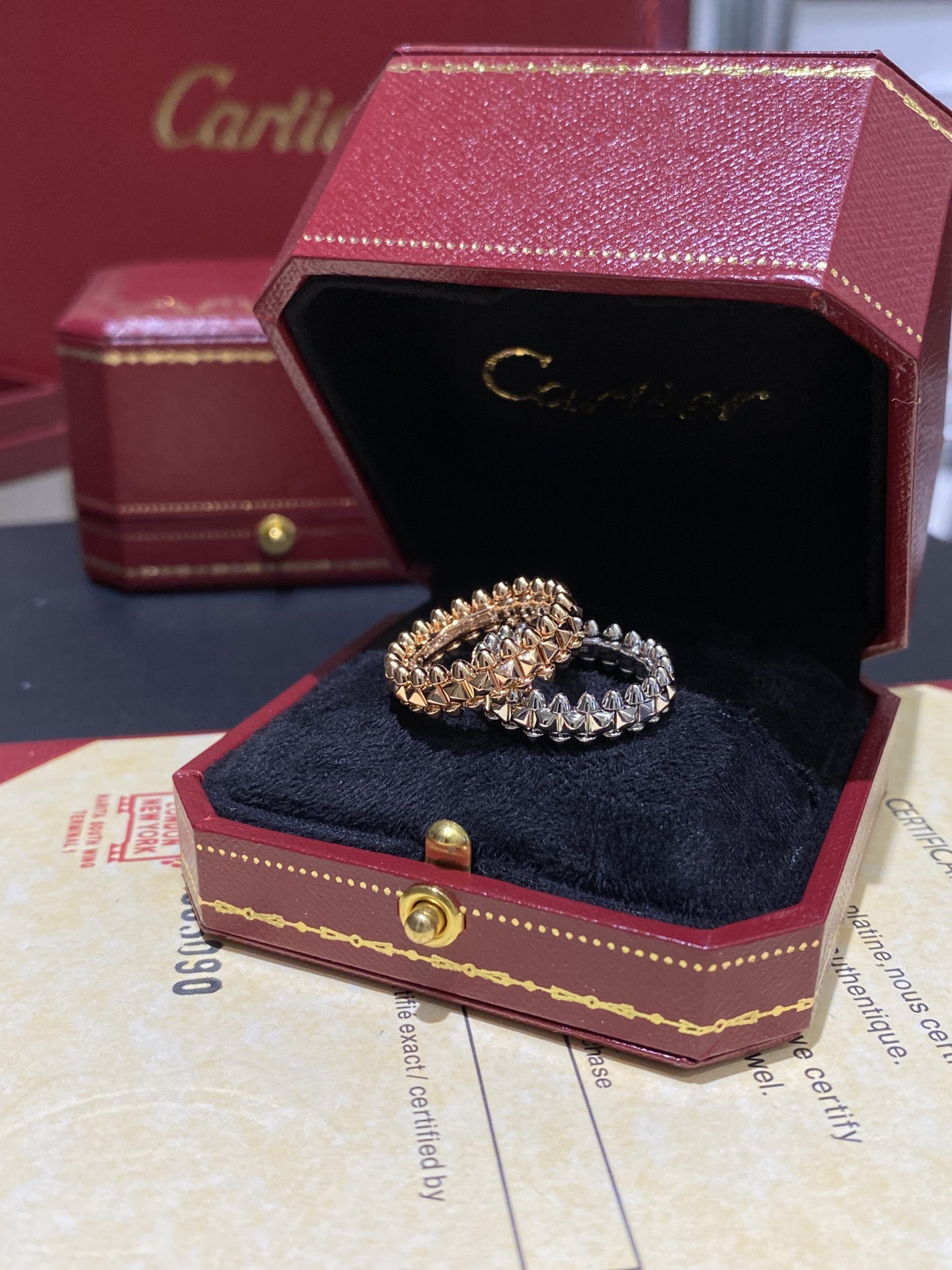 NO:633897,C@rtier's new - CLASH D E ring This series will become a classic series that has been inherited for a century. As soon as this new model comes out, you can't take your eyes away. This series breaks the traditional geometric shape, has a unique and stylish design, and uses exquisite and complex jewelry craftsmanship!  If you look carefully, you can see the light passing through the various rivets and other elements, and you have to admire the flawless craftsmanship. Although the rivet elements look sharp, they are extremely delicate and comfortable to wear!! It really won't irritate your hands. The rivets have one protrusion on one side and a semi-circle on the other, making it comfortable to wear!  And the workmanship is really exquisite, each small rivet on it can be rotated. The material is still made of V gold, 1 meter thick gold plating, super color retention, size 5-8, 88230, ring, Cardia high-end jewelry19860909C@rtier 全新- CLASH D E 戒指 这个系列又将成为一个百年传承的经典系列、这个新款一出来、就移不开眼了,这个系列打破传统的几何造型、设计感独特有风格、同时采用精湛复杂的珠宝工艺！ 仔细观察就能看到光线穿梭在各种铆钉饰钉等元素间,不得不感叹毫厘不差的工艺. 虽然是看着尖锐锋利的铆钉元素,但是佩戴起来却异常的细腻舒适!!真不会扎手、铆钉双面一面突起 一面半圆、佩戴舒适！而且做工真的很精致,上面的每个小铆钉都可以转动 材质依旧采用V金材质 1咪厚金电镀 超强保色 size5-8,88230,,ring,卡迪亚高端饰品,Jewelry