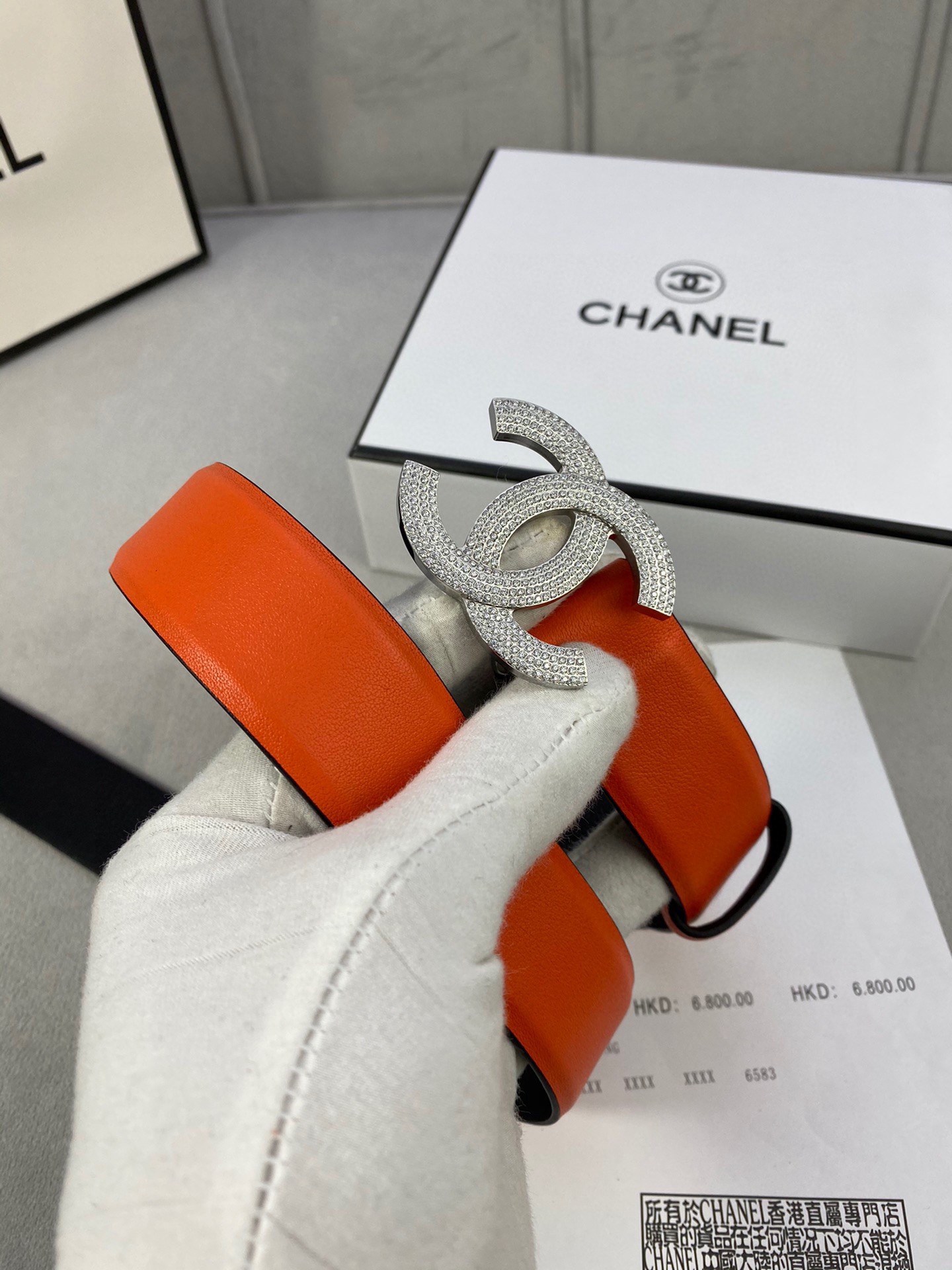 Chanel 经典款牛皮平纹带镶钻扣